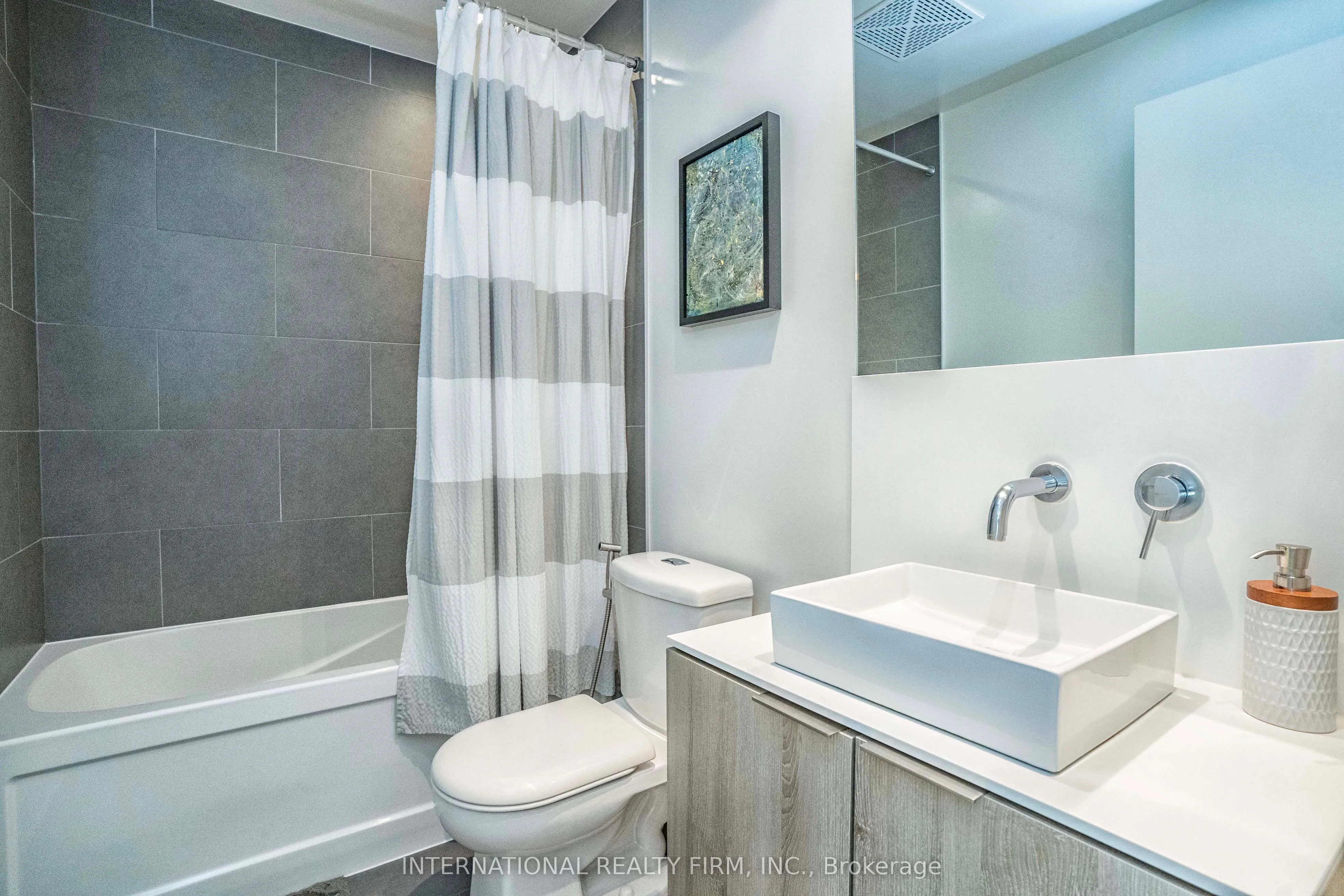 159 Dundas Street E, #403