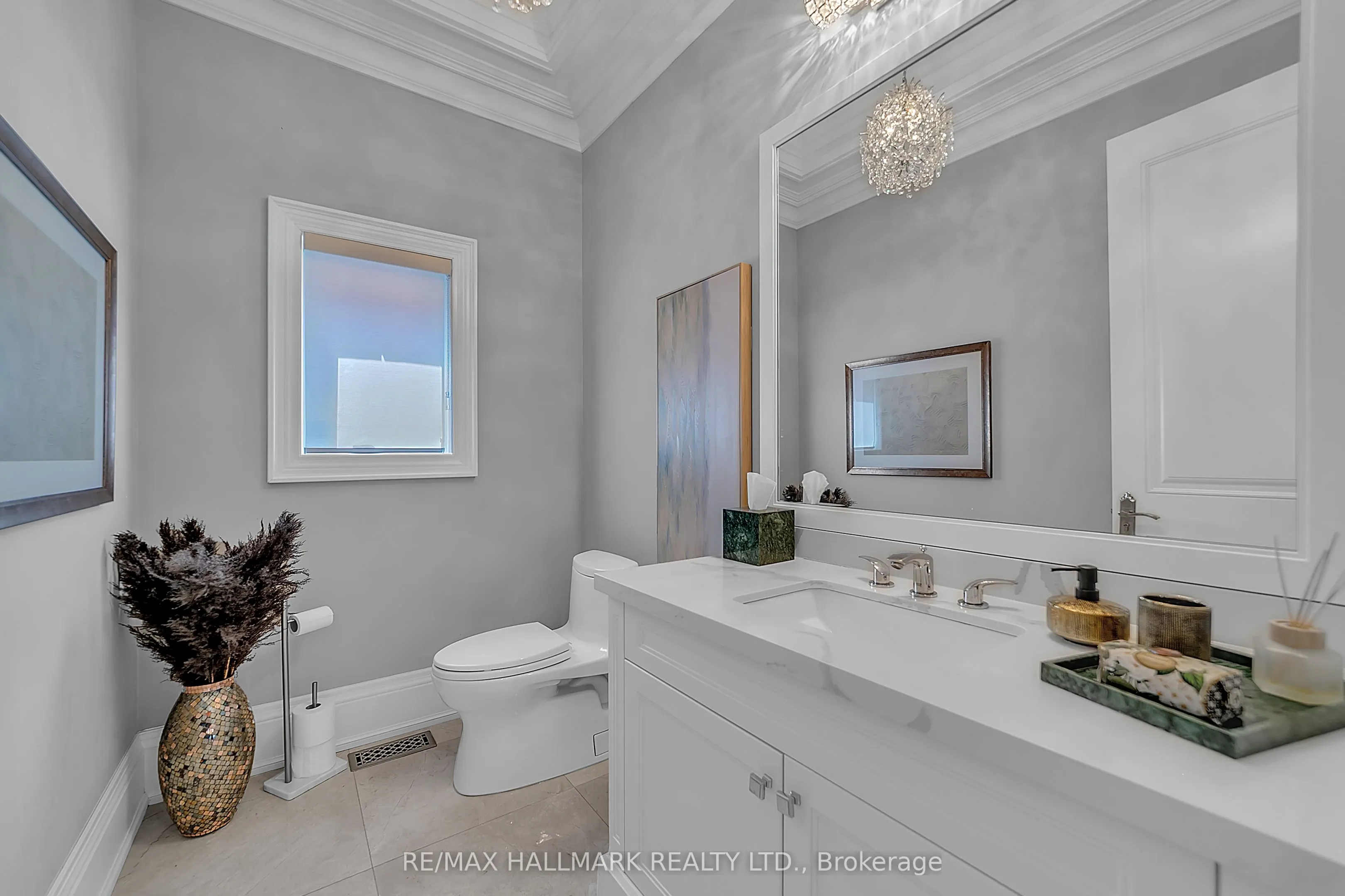 48 Hurlingham Crescent E