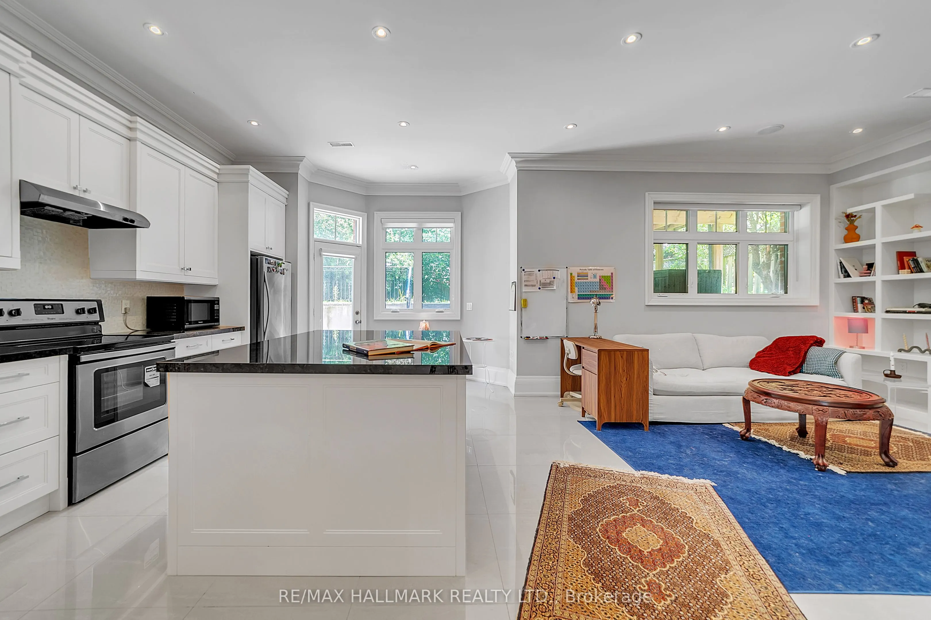 48 Hurlingham Crescent E