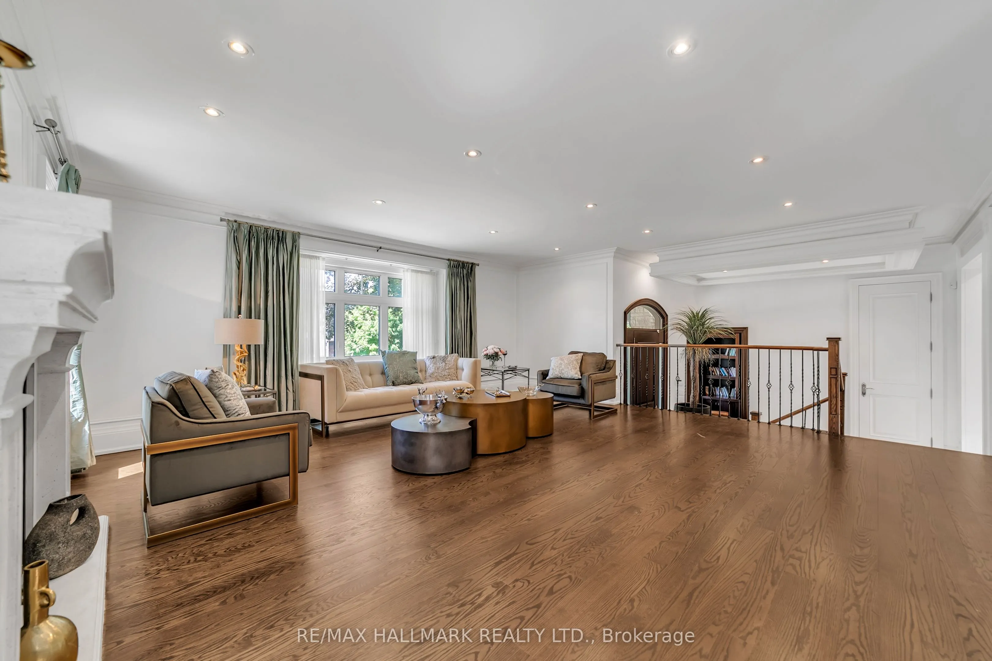 48 Hurlingham Crescent E