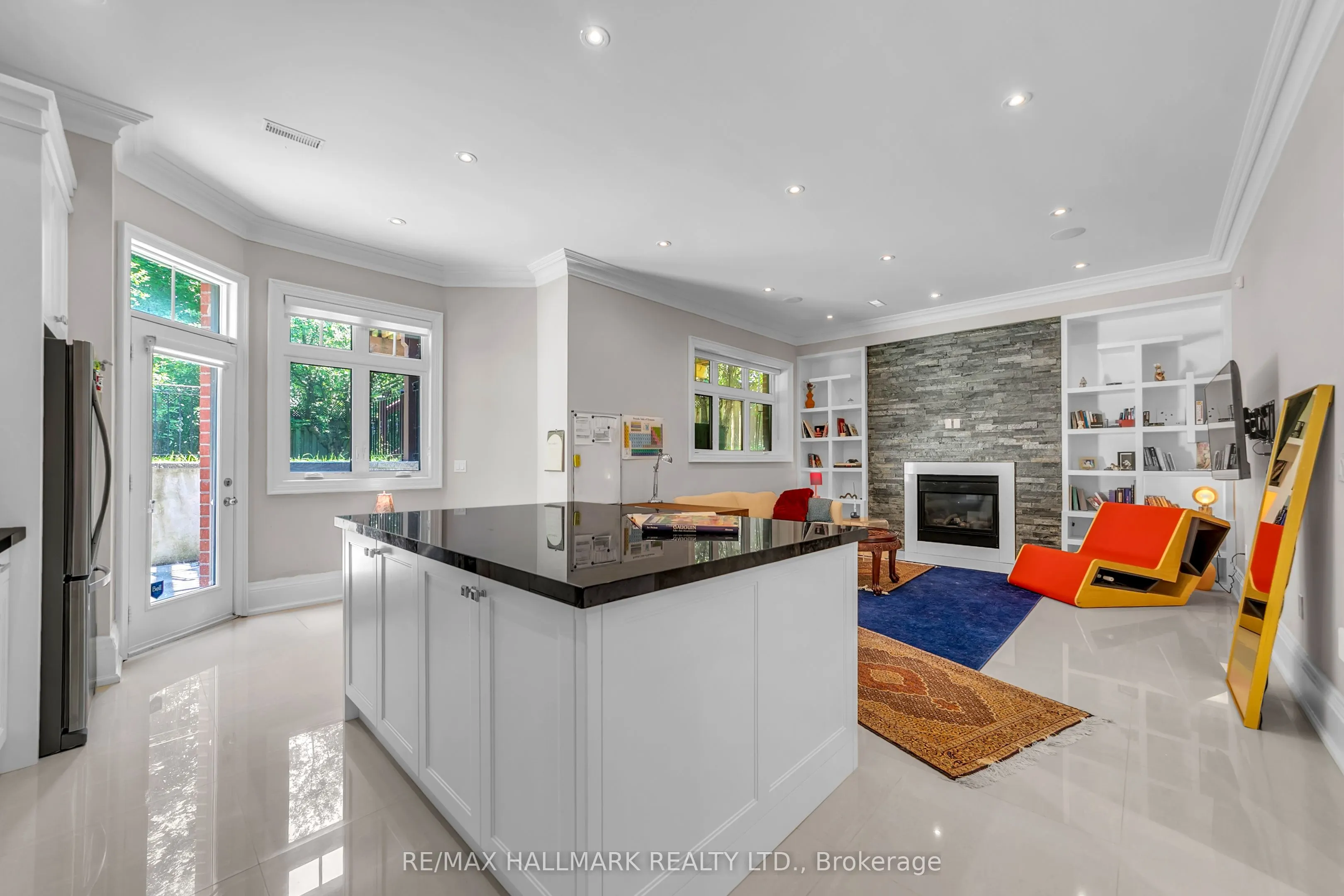 48 Hurlingham Crescent E