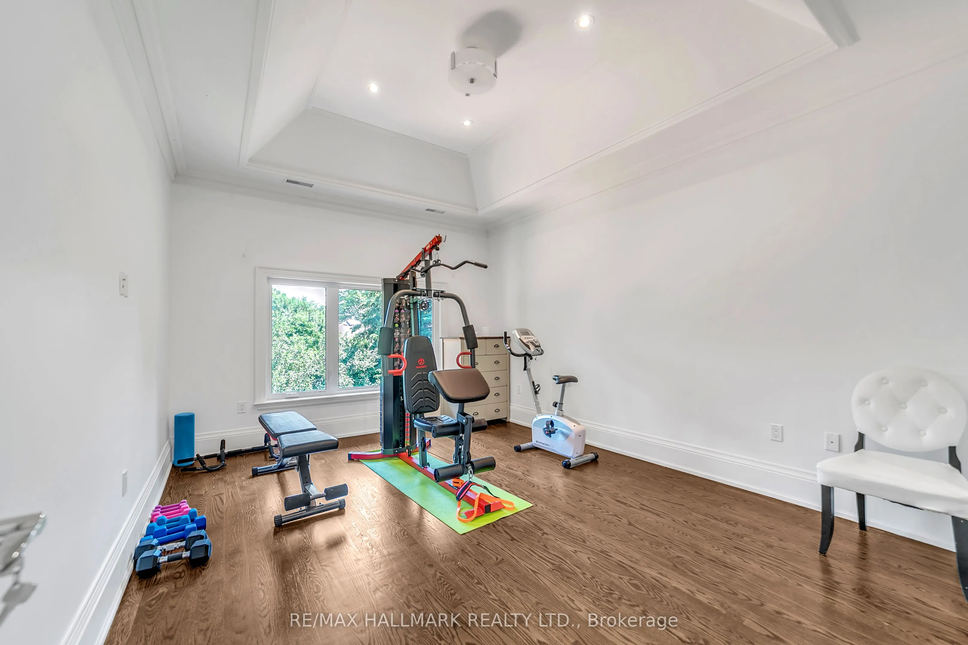 48 Hurlingham Crescent E