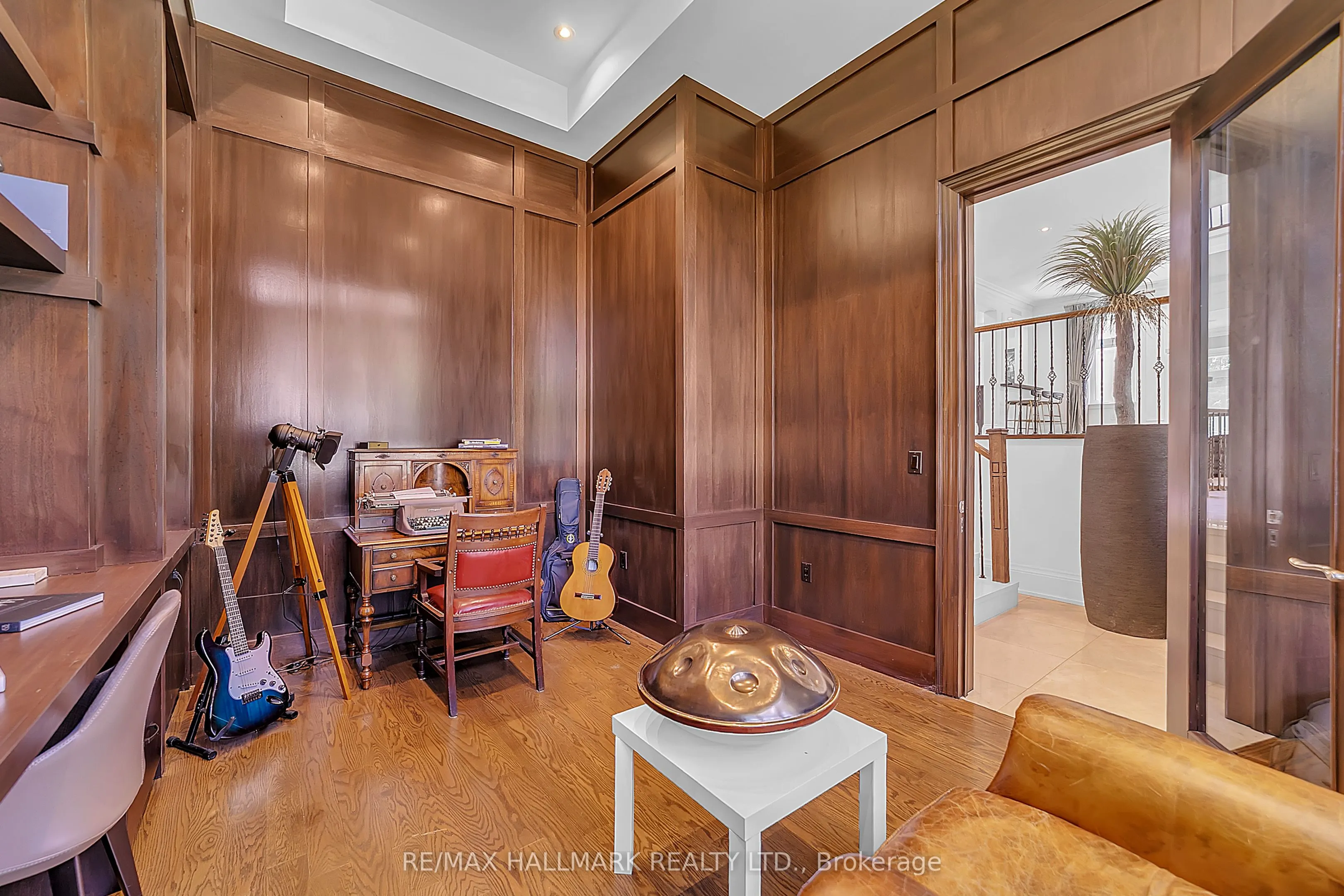 48 Hurlingham Crescent E