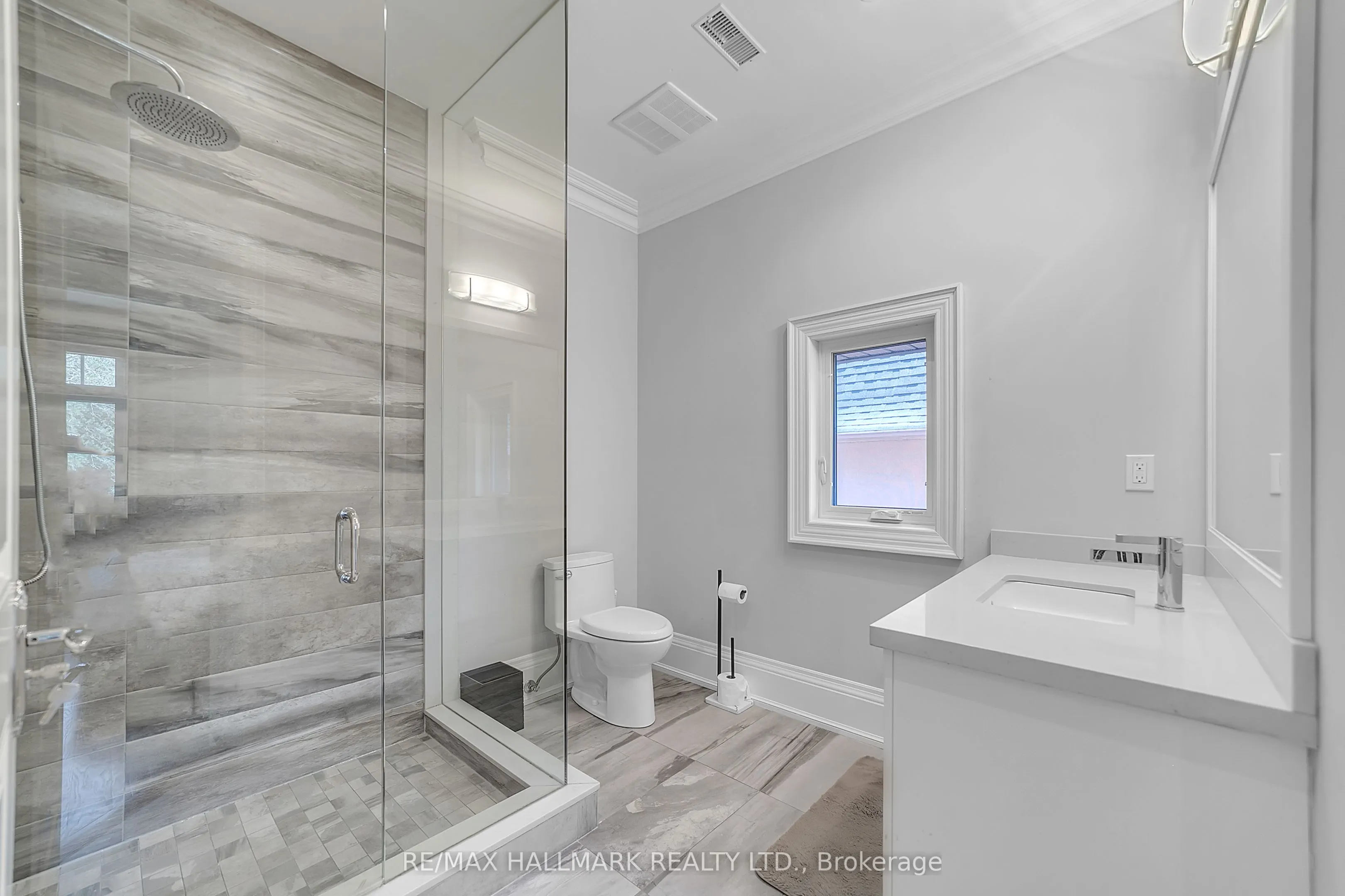 48 Hurlingham Crescent E