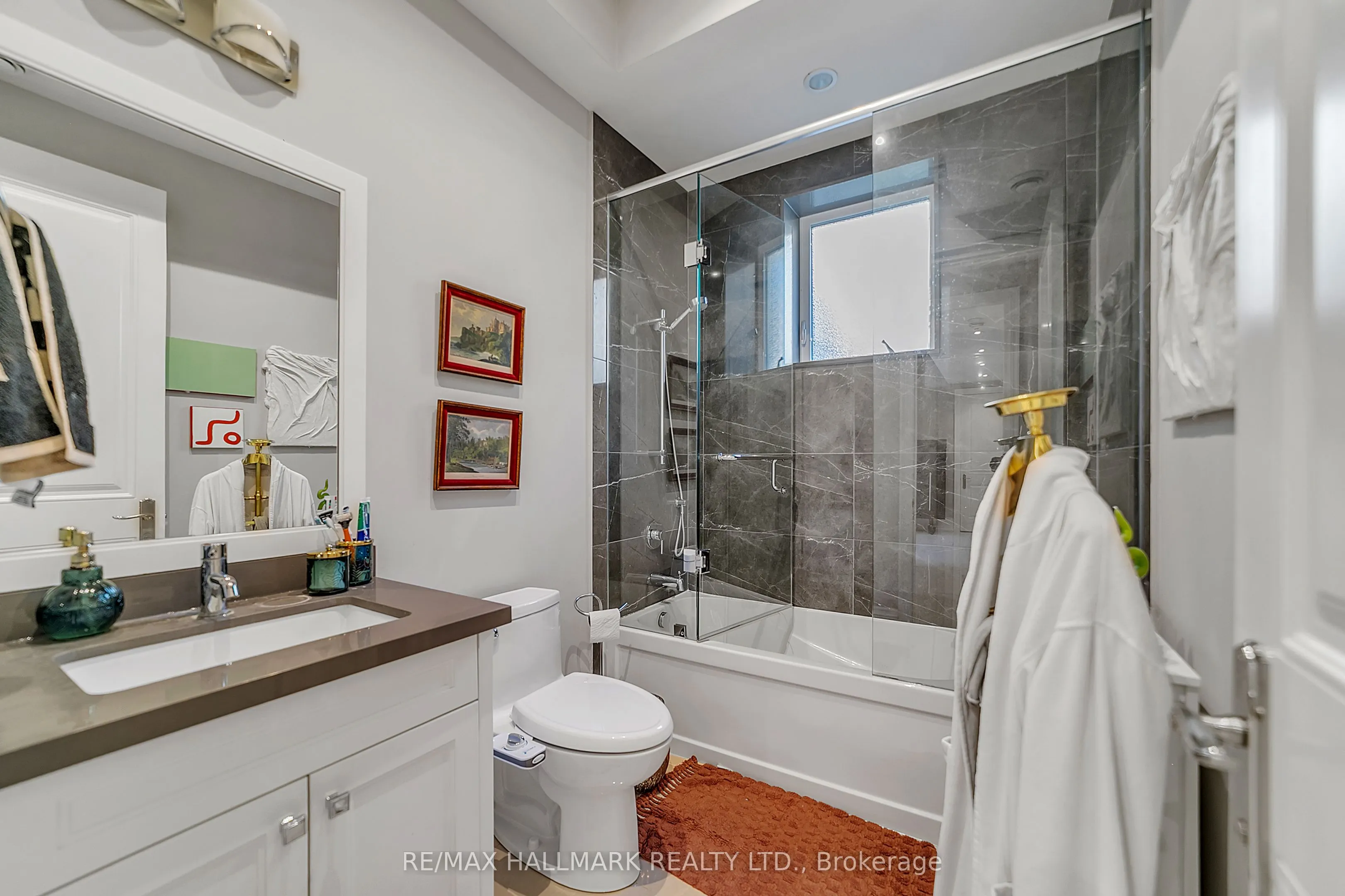 48 Hurlingham Crescent E