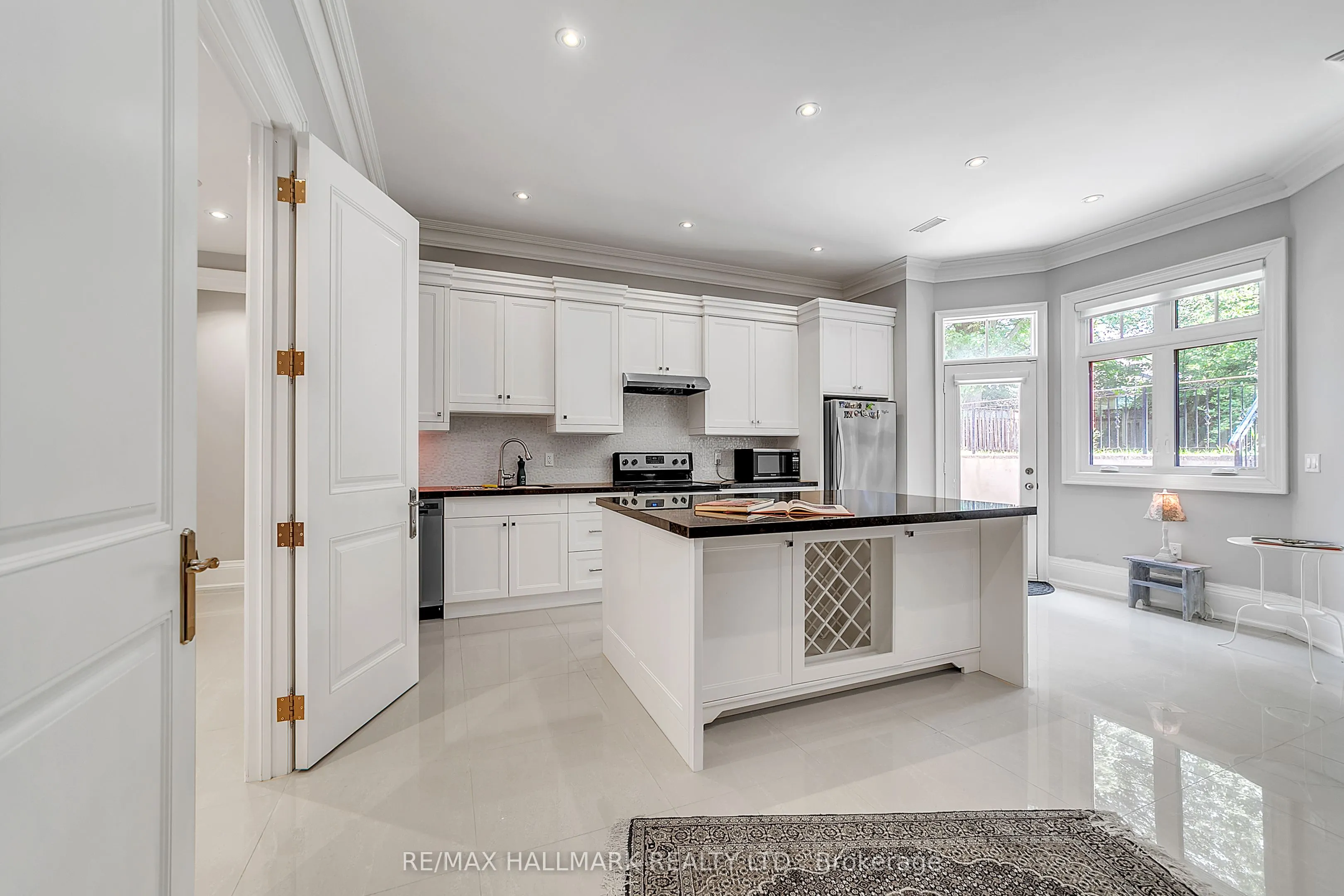 48 Hurlingham Crescent E