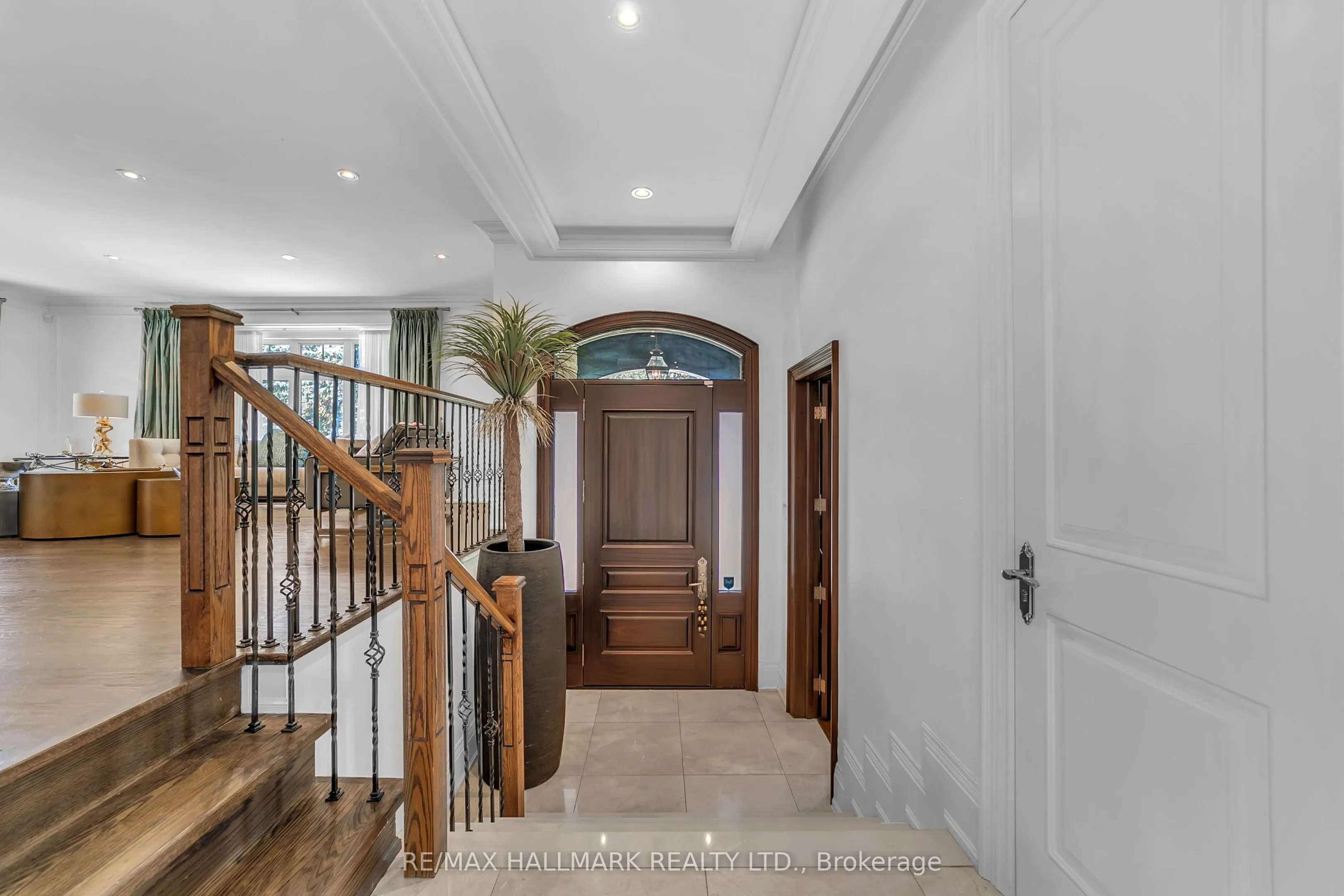 48 Hurlingham Crescent E