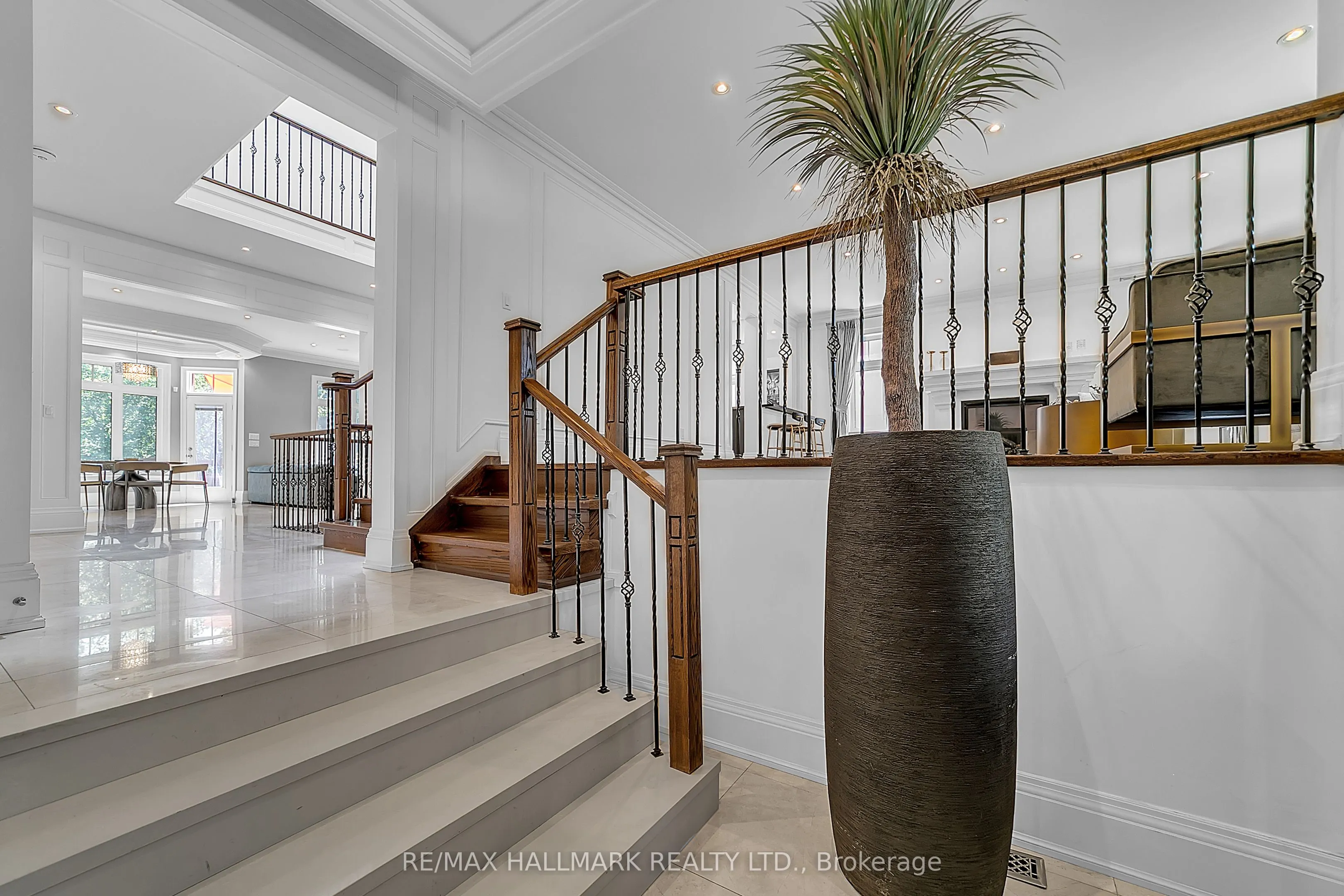48 Hurlingham Crescent E