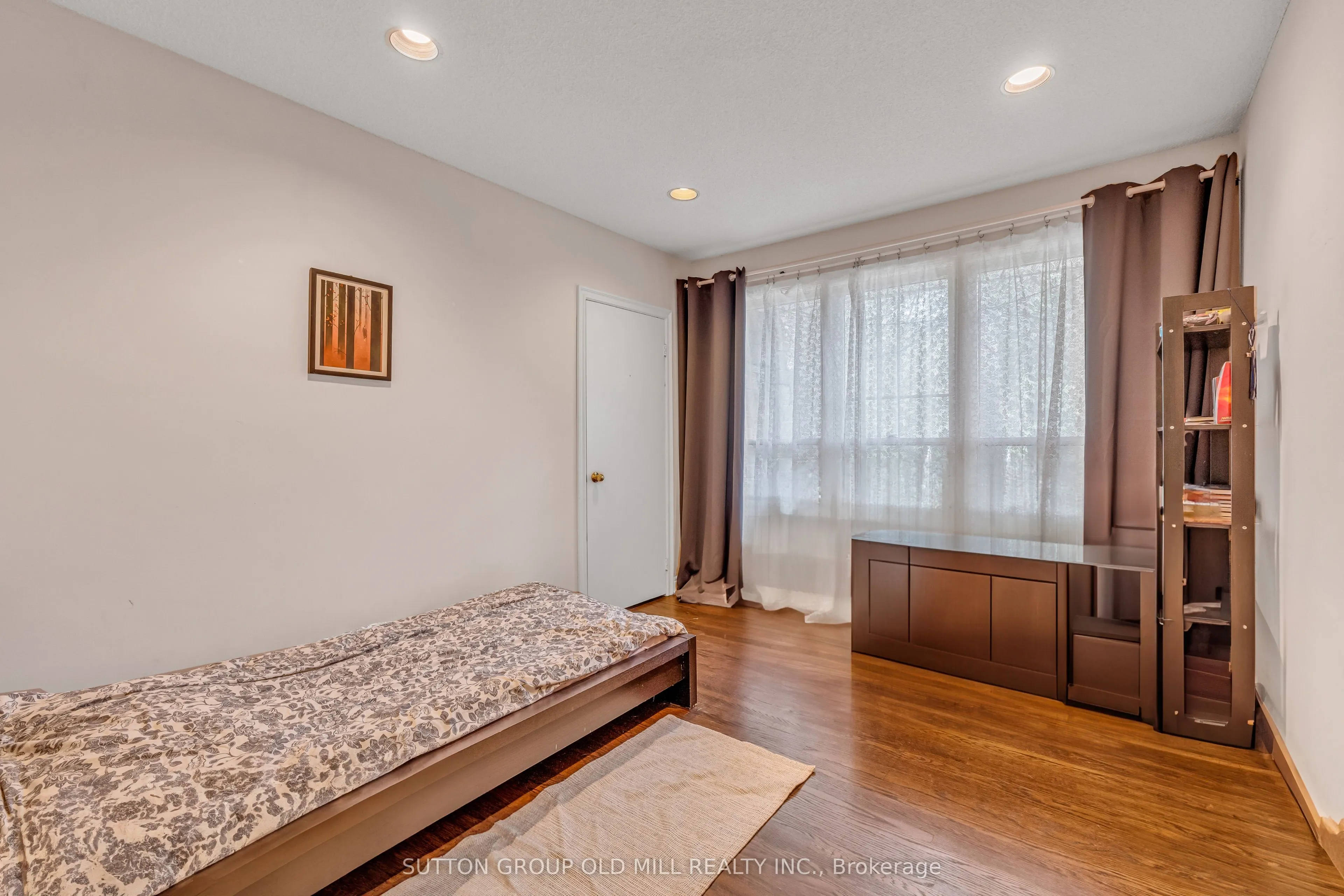 8 Blaine Drive N