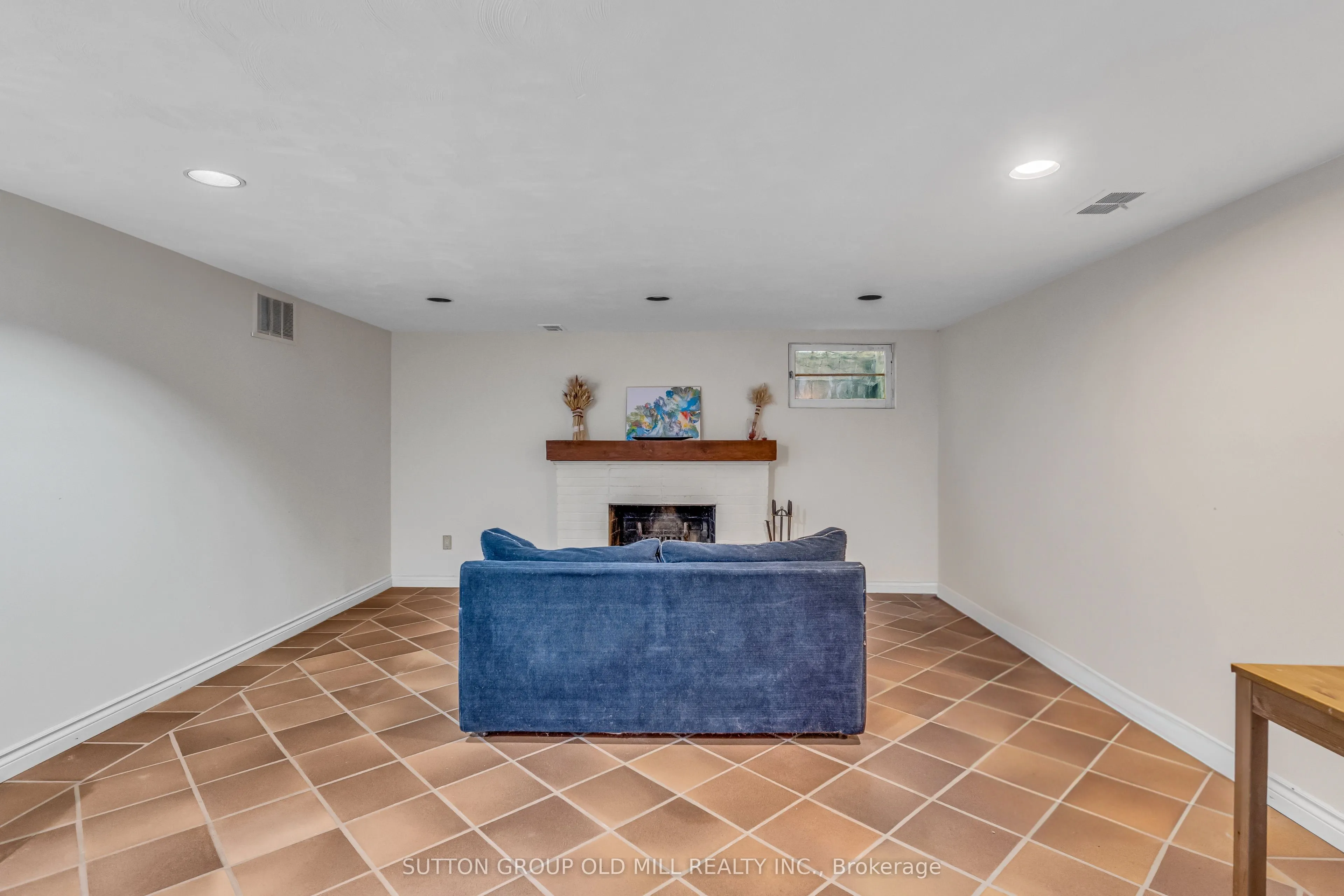 8 Blaine Drive N