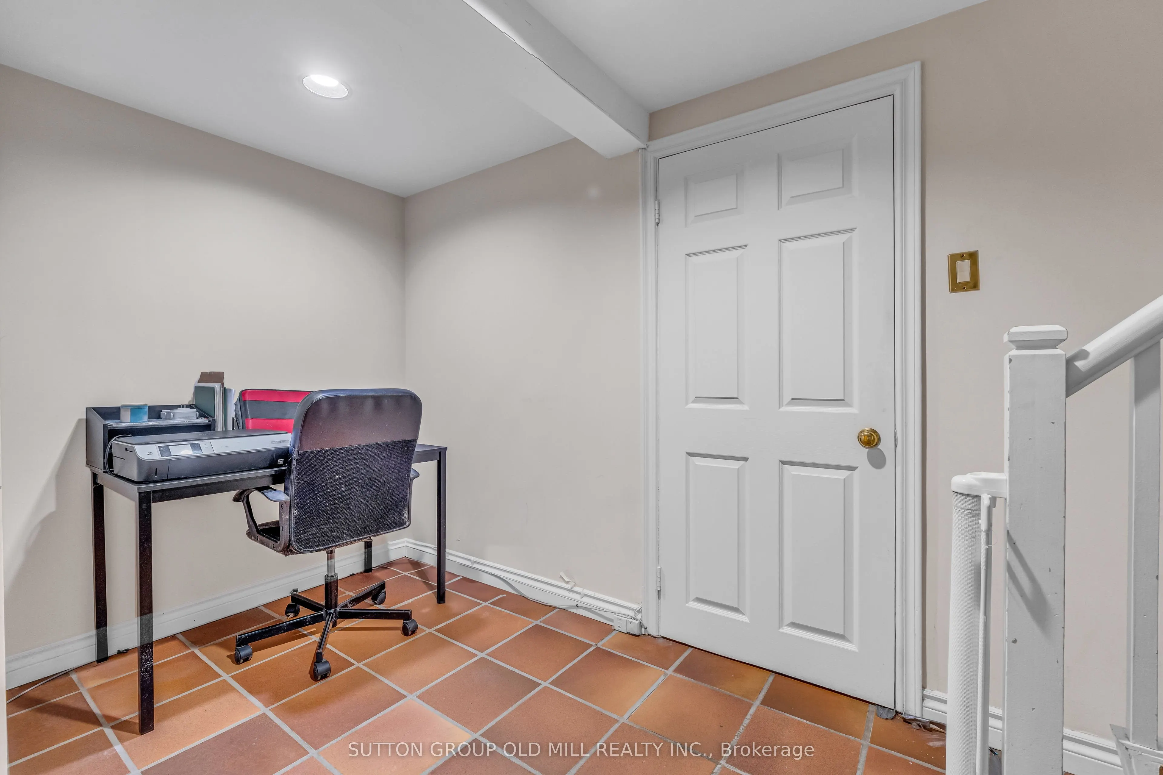8 Blaine Drive N