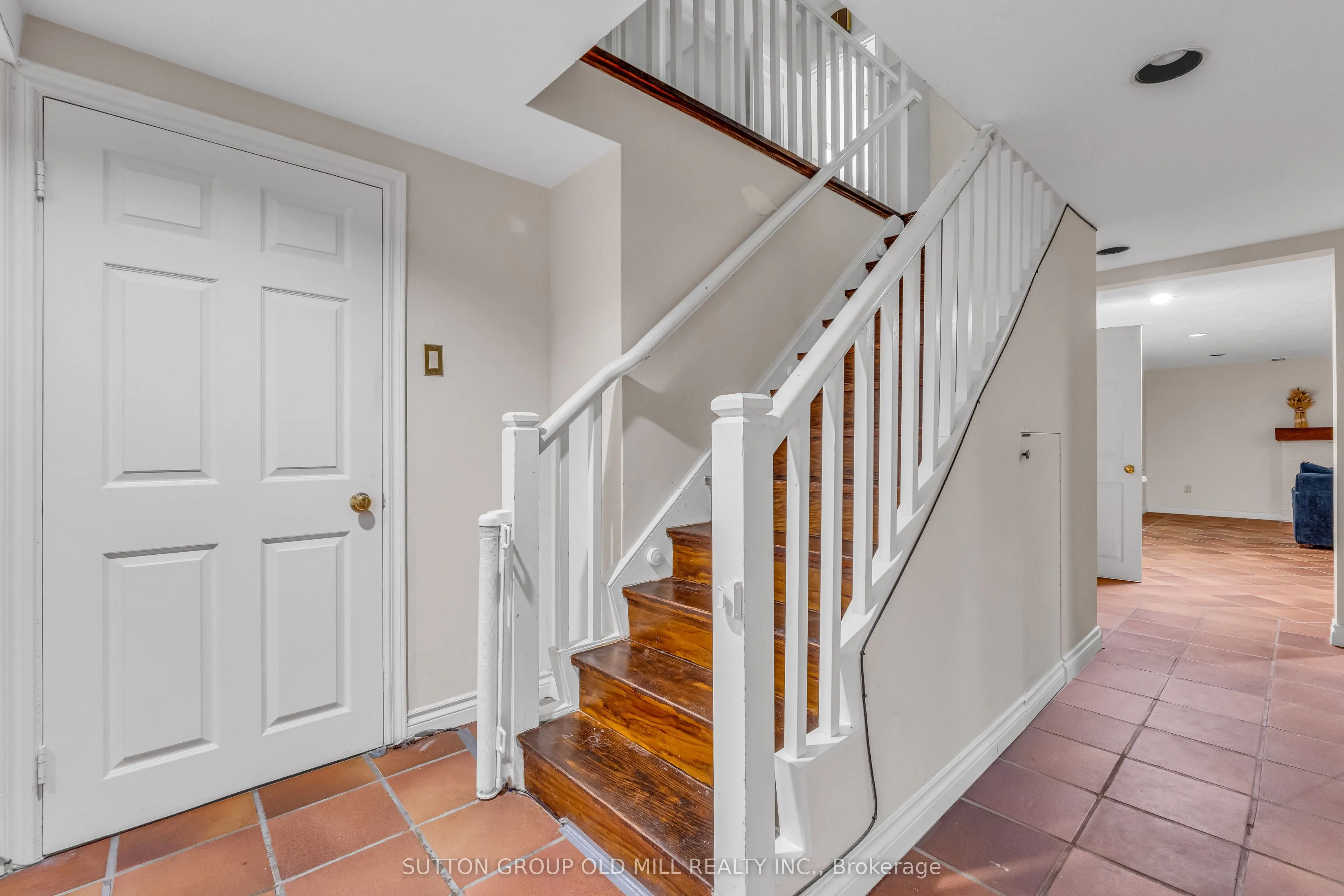 8 Blaine Drive N