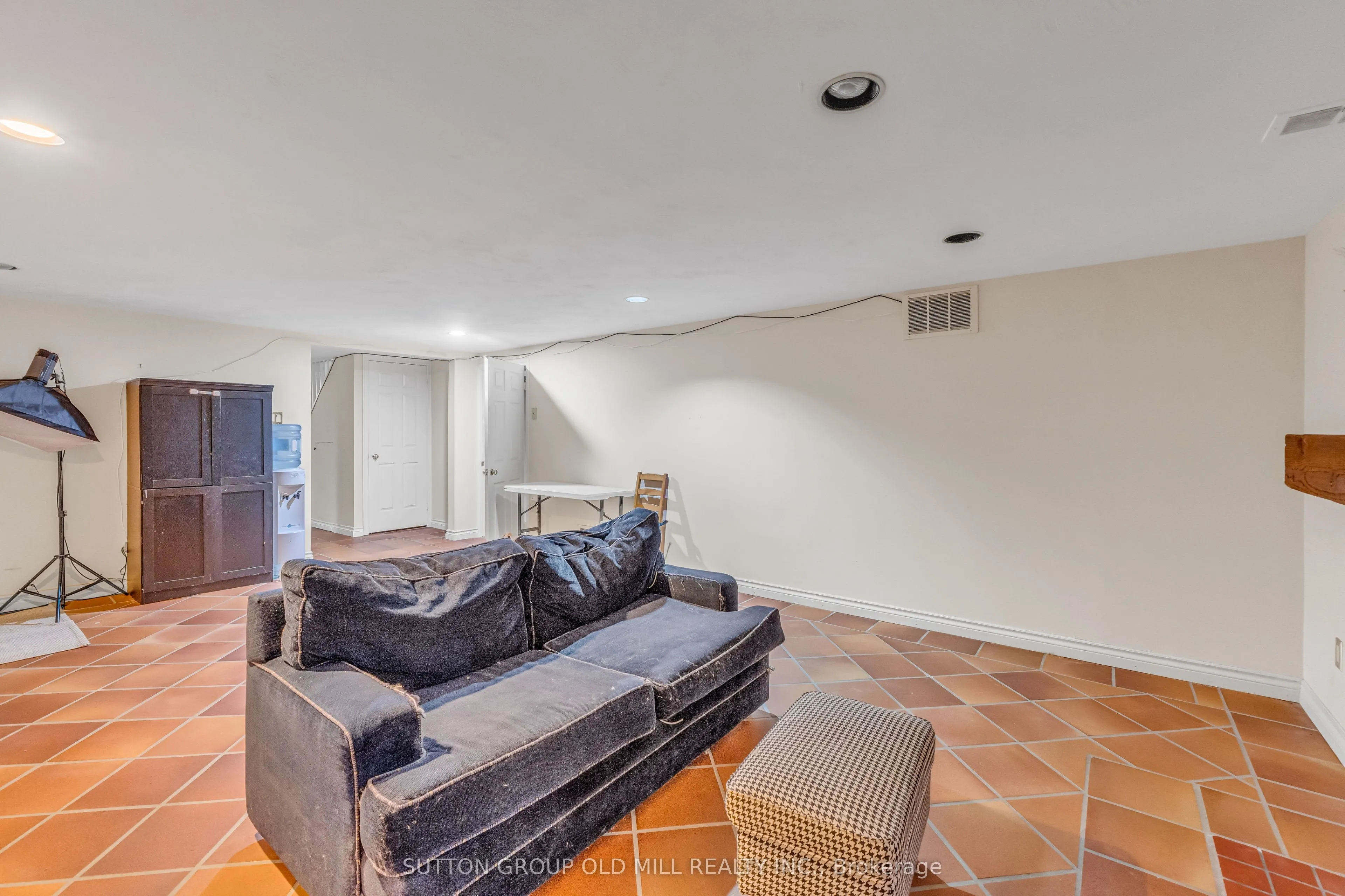8 Blaine Drive N