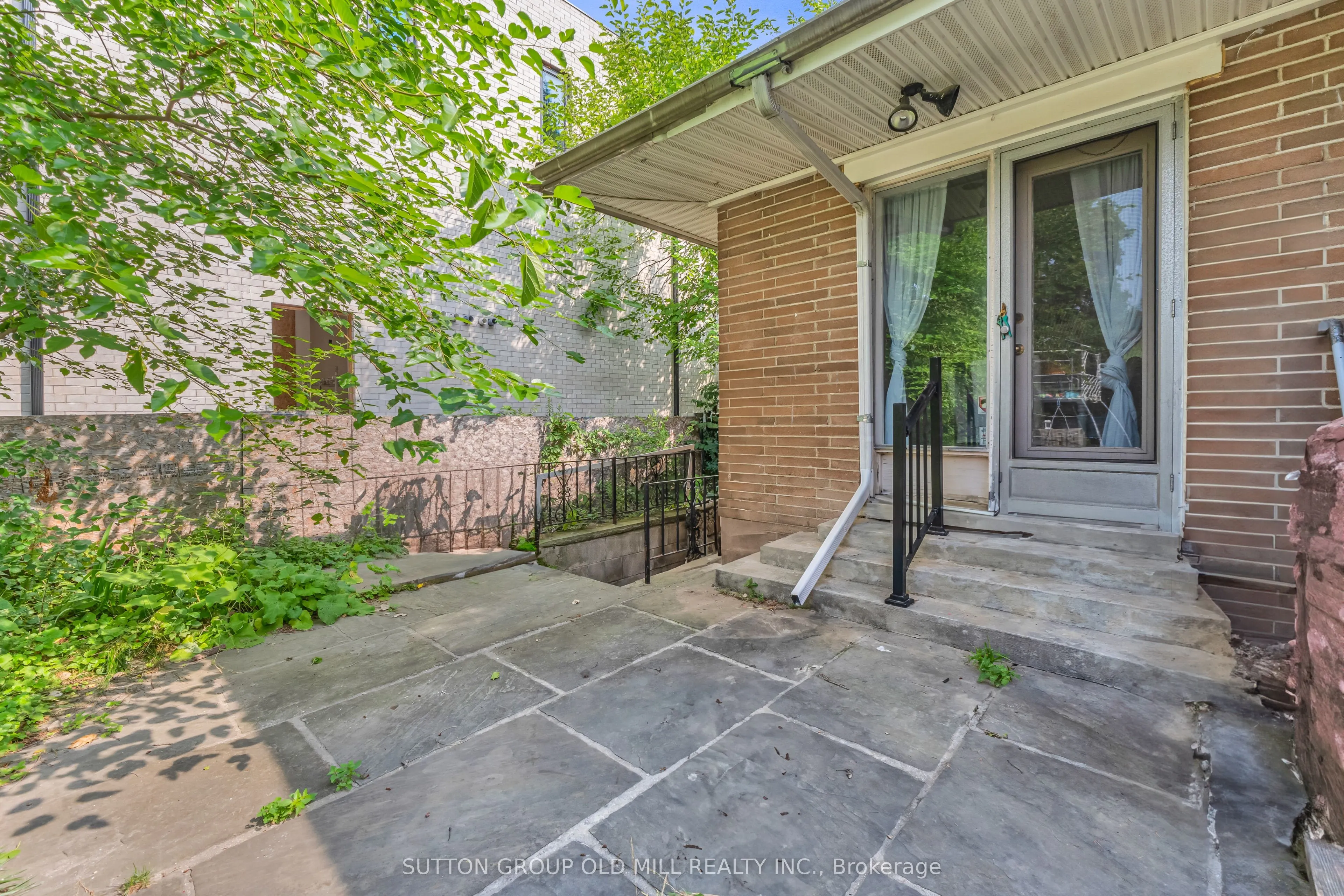 8 Blaine Drive N