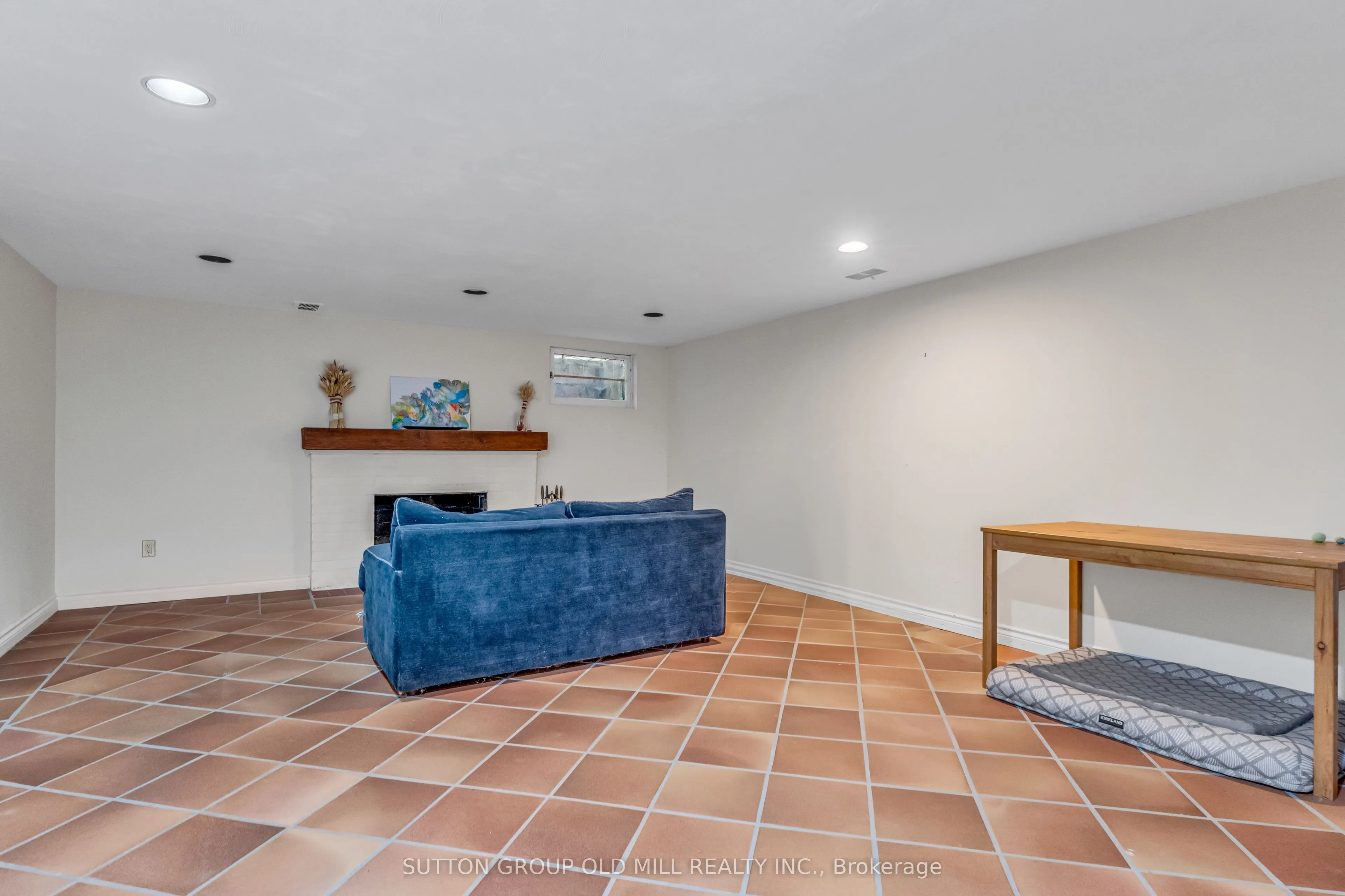 8 Blaine Drive N