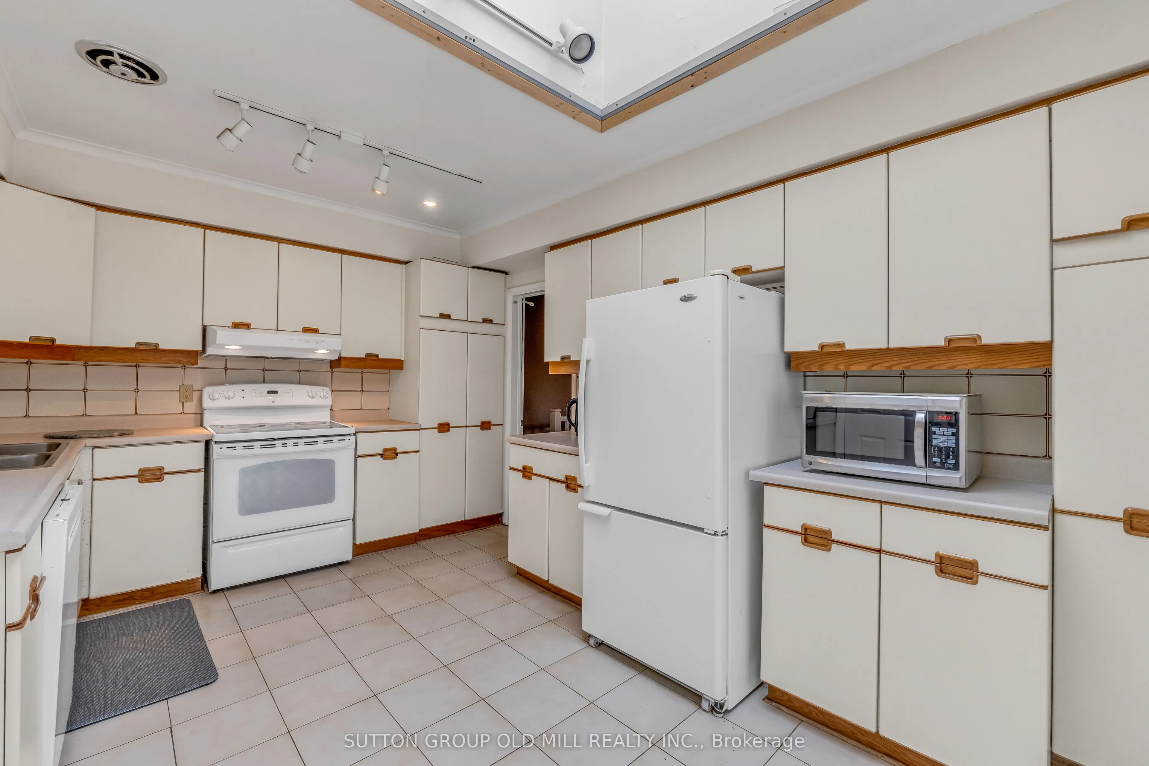 8 Blaine Drive N