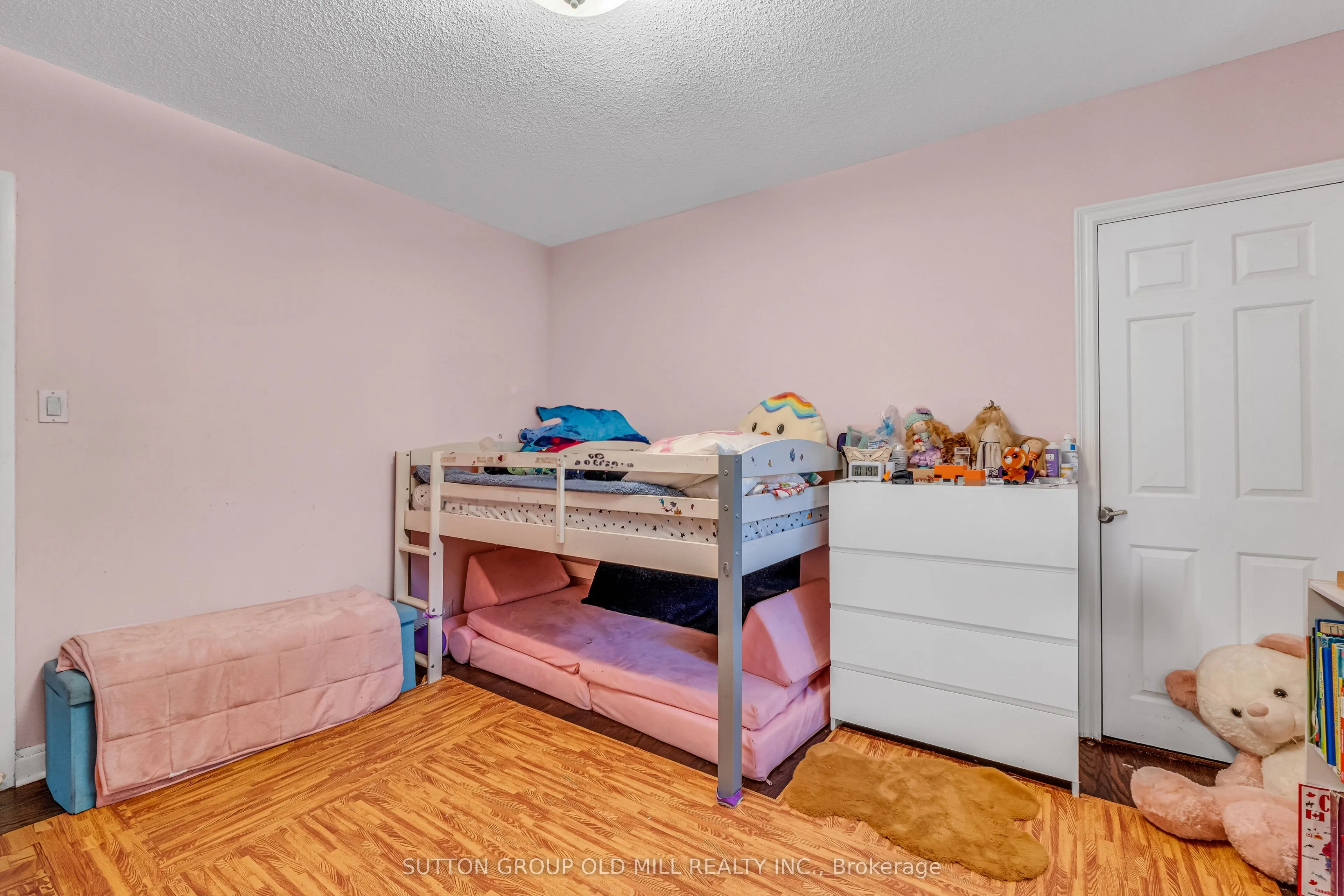 8 Blaine Drive N