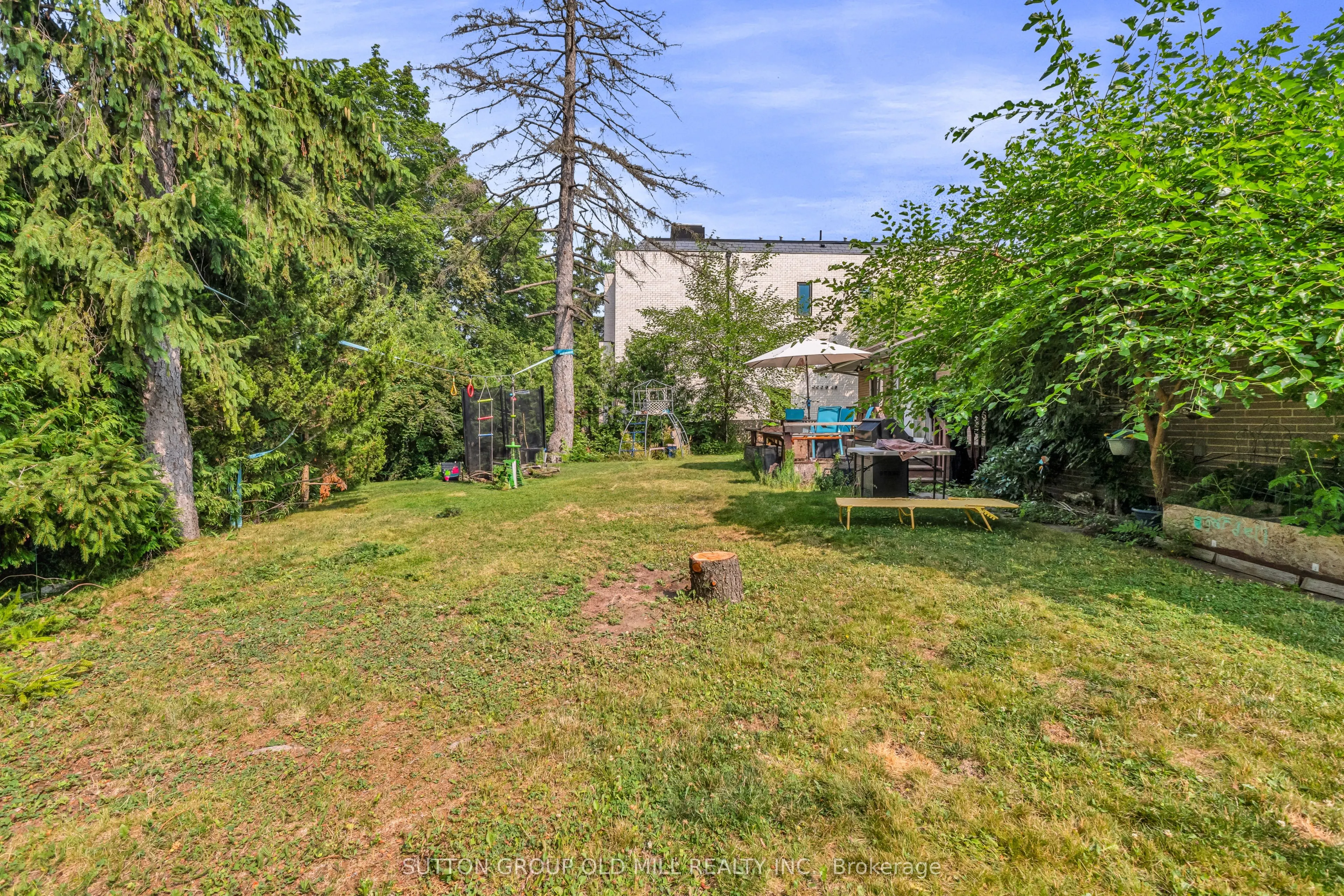 8 Blaine Drive N