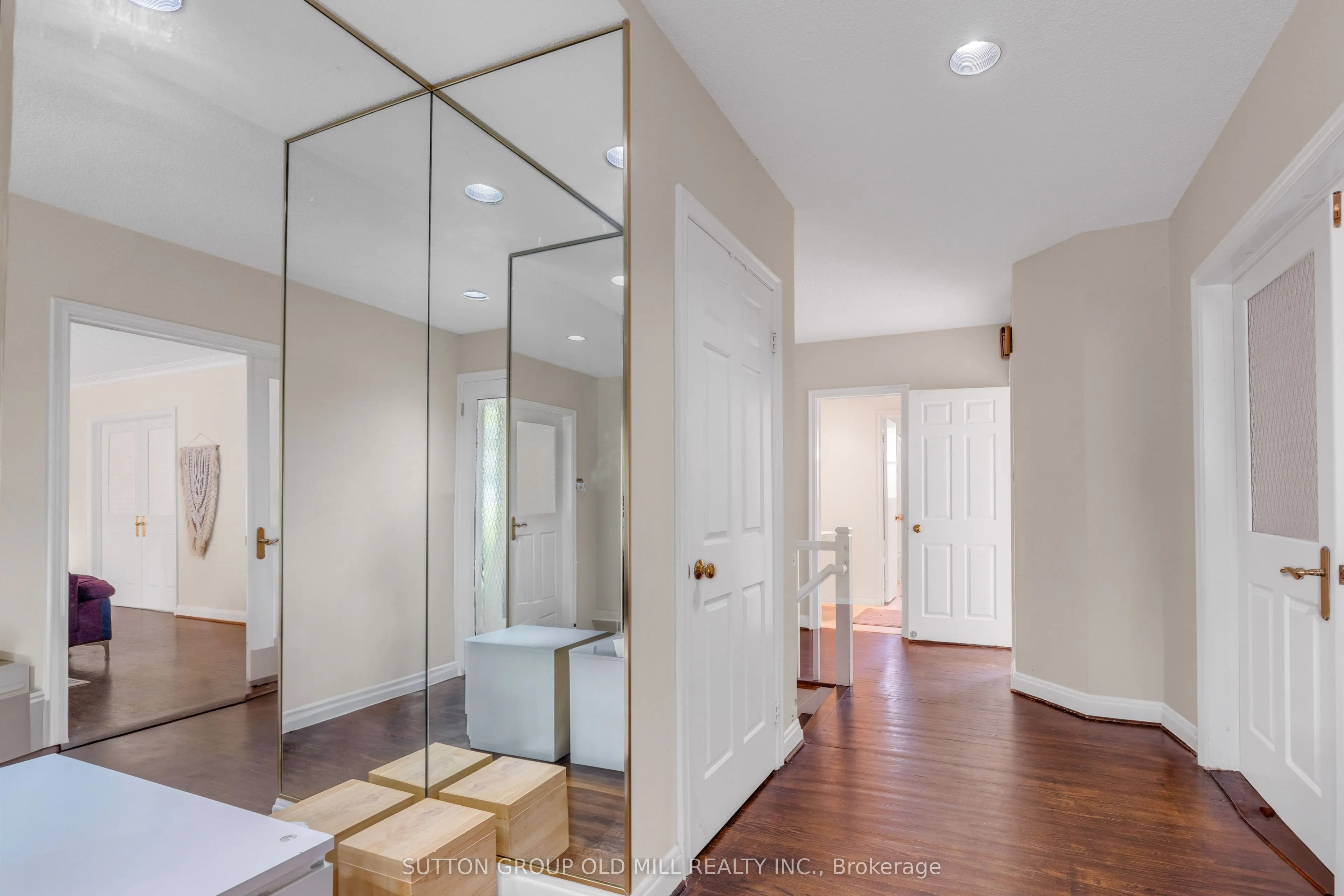 8 Blaine Drive N