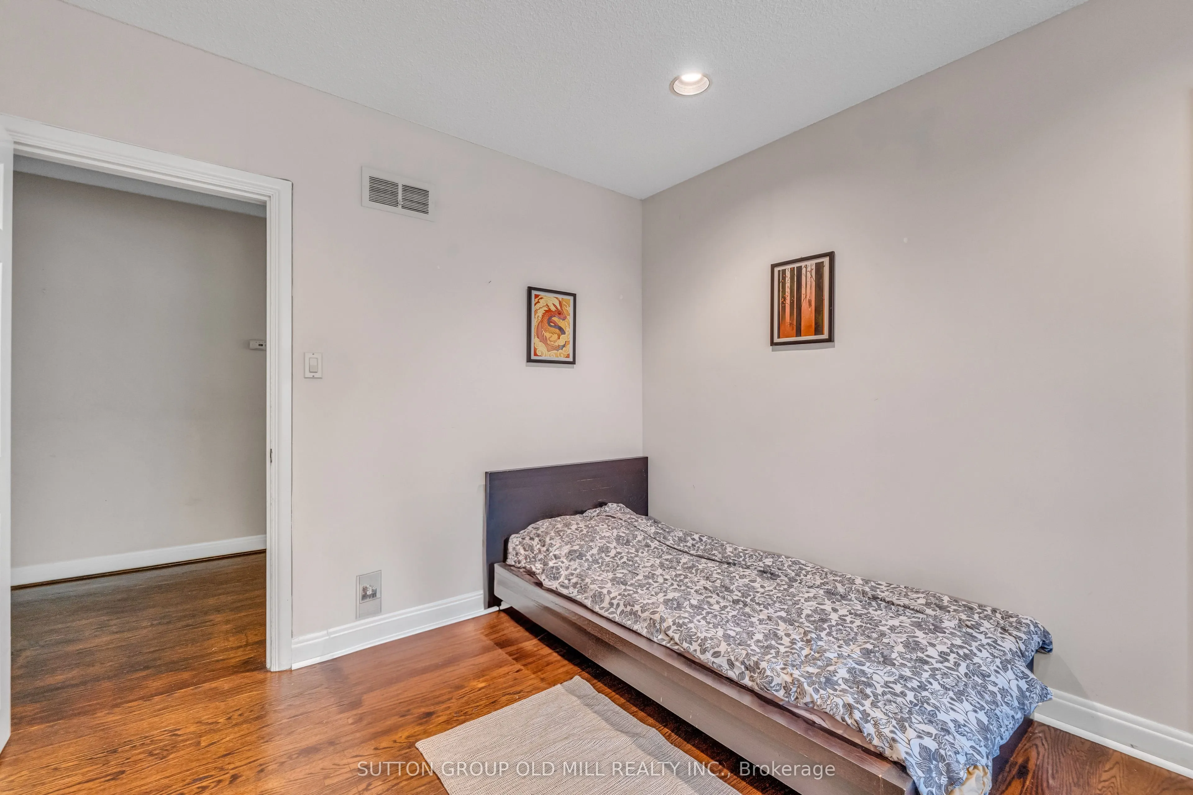 8 Blaine Drive N