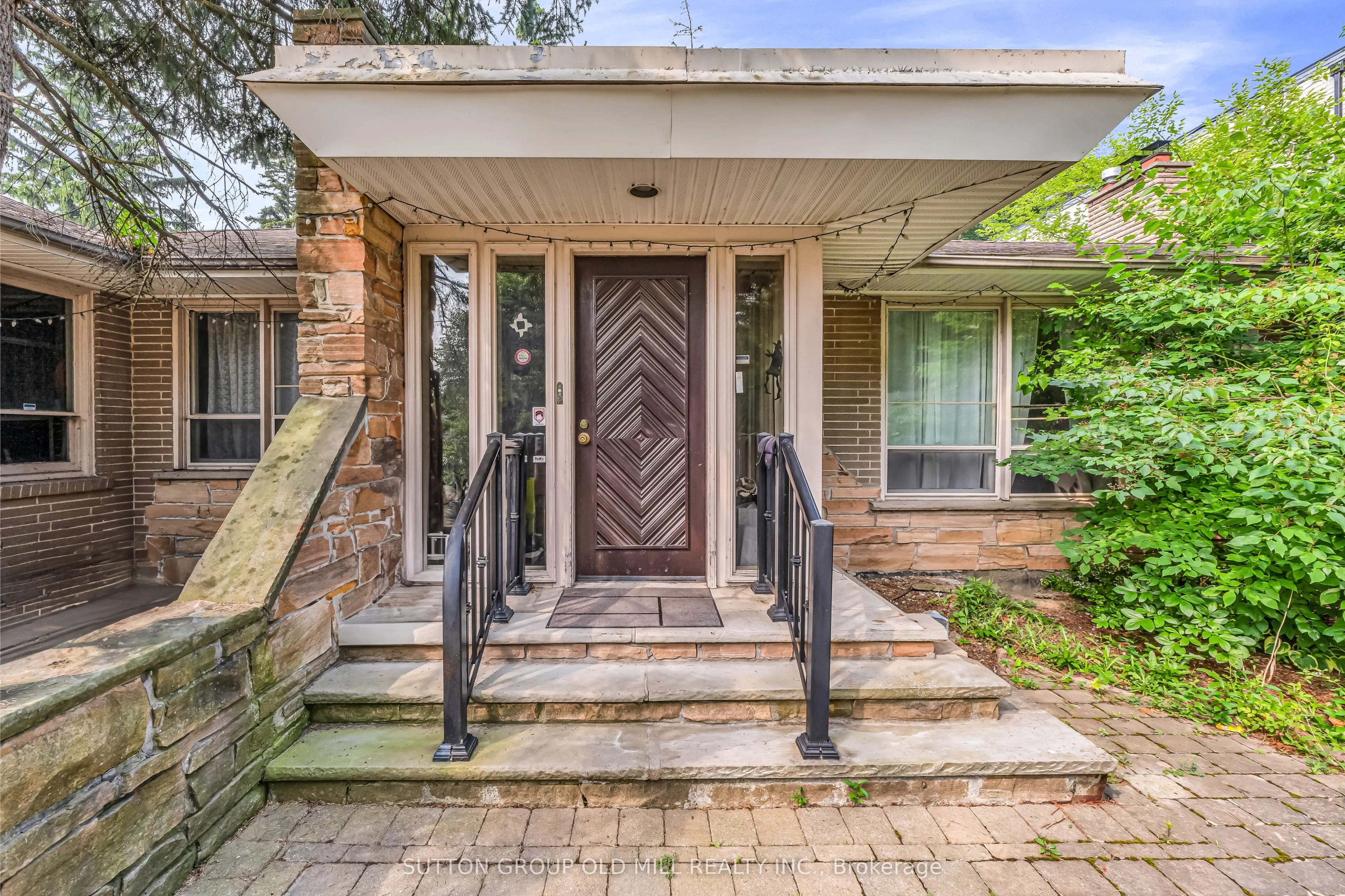 8 Blaine Drive N