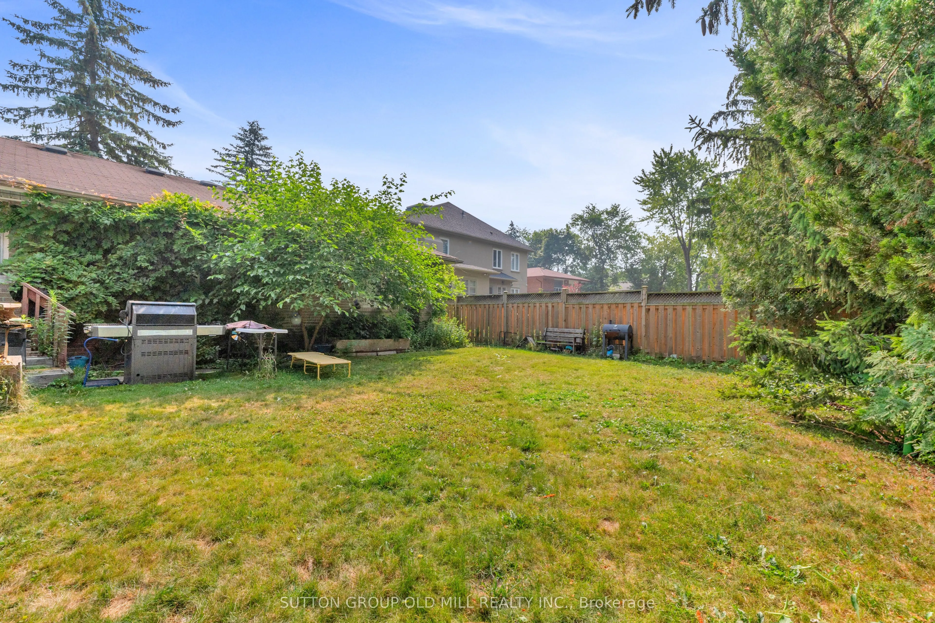 8 Blaine Drive N