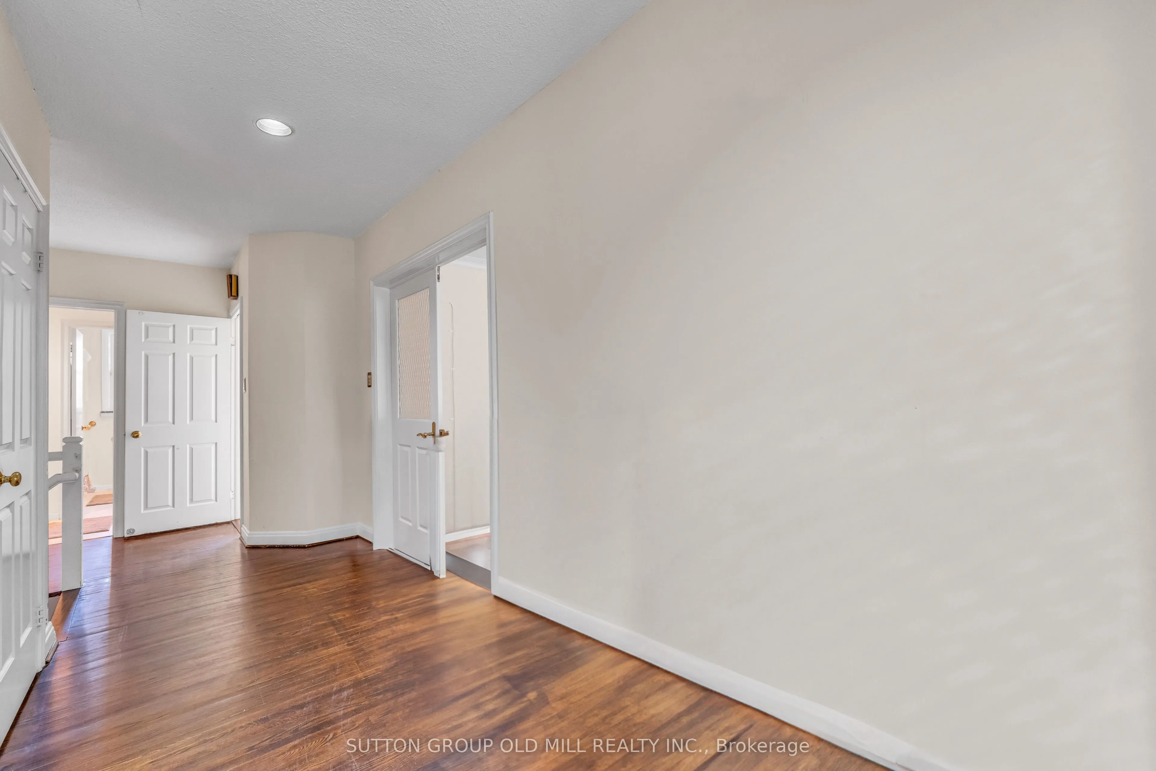 8 Blaine Drive N