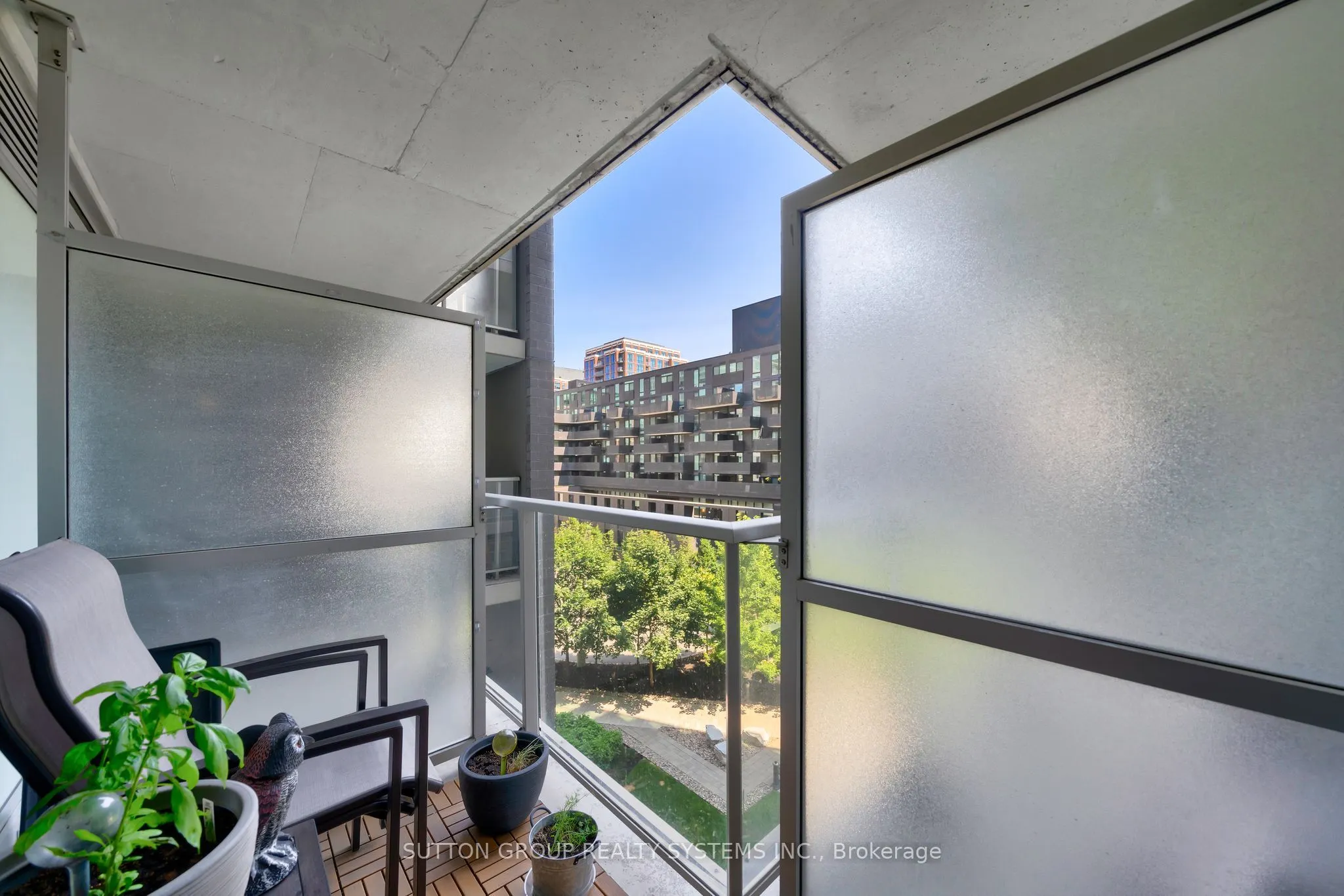 565 Wilson Avenue, #421