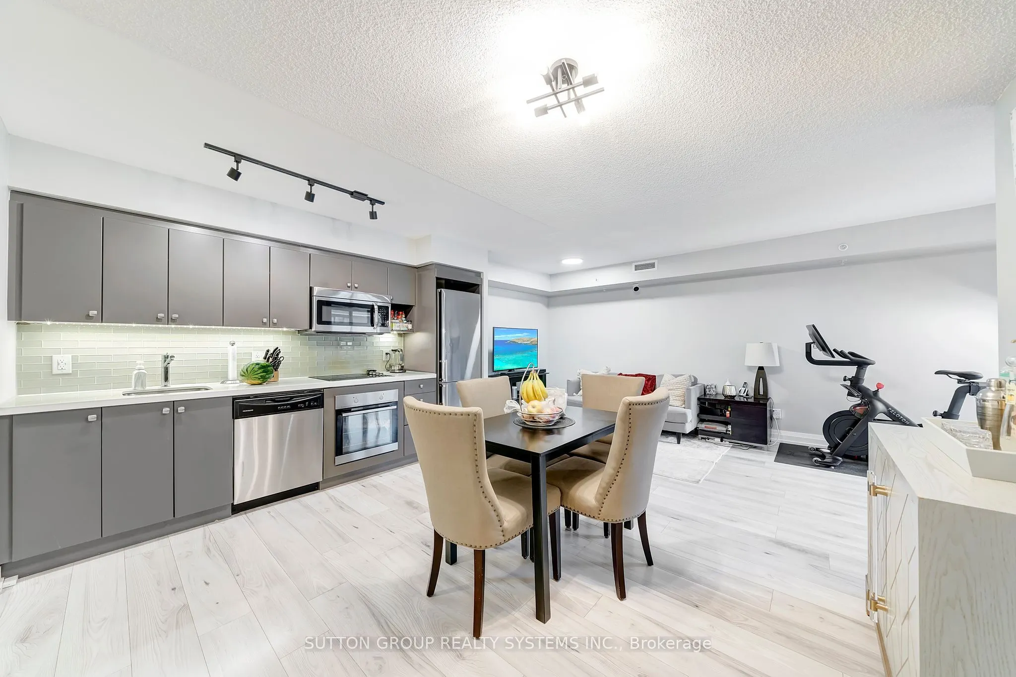 565 Wilson Avenue, #421