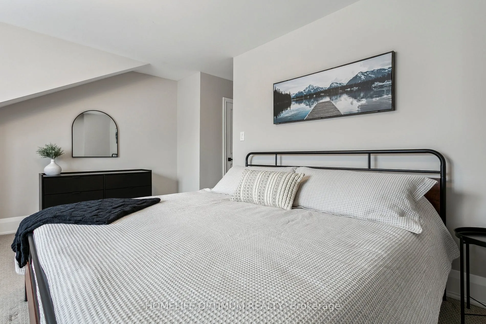 52 Hillsdale Avenue W