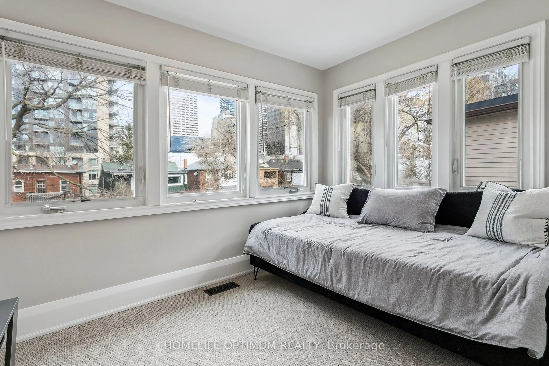 52 Hillsdale Avenue W