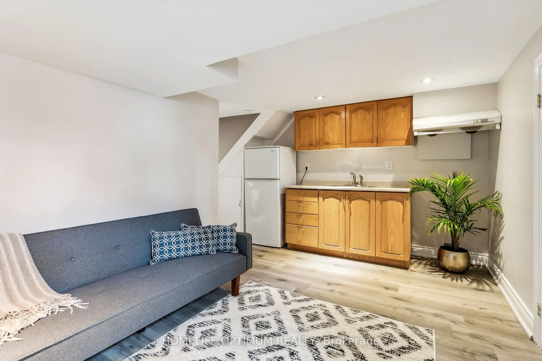 52 Hillsdale Avenue W