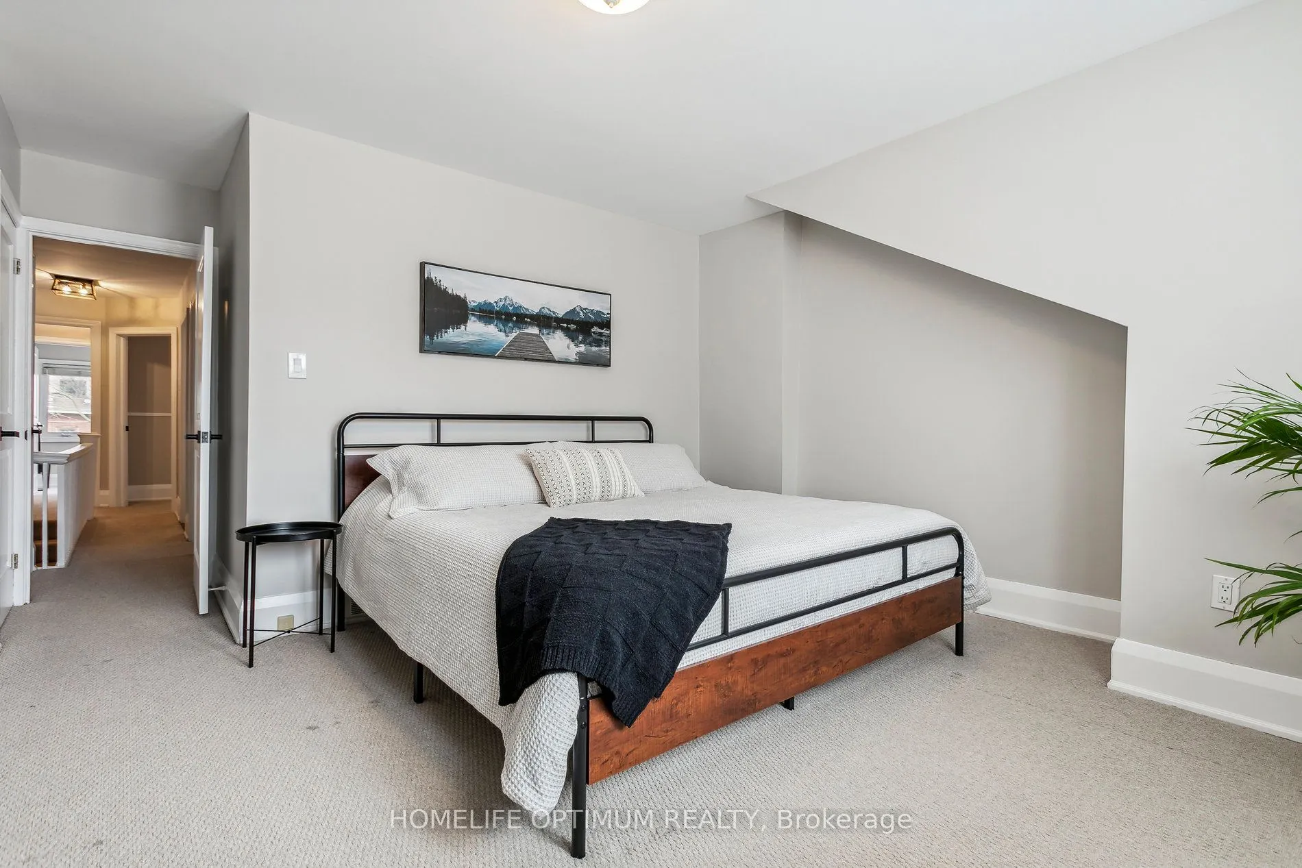 52 Hillsdale Avenue W