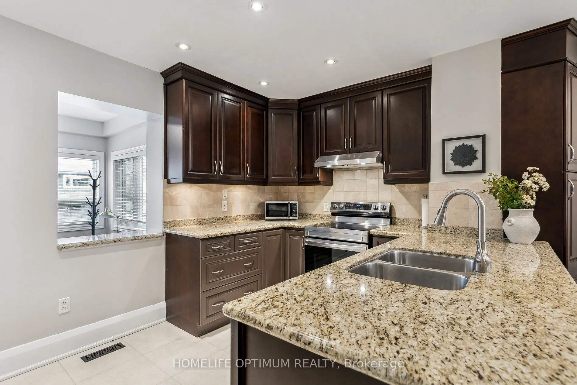 52 Hillsdale Avenue W