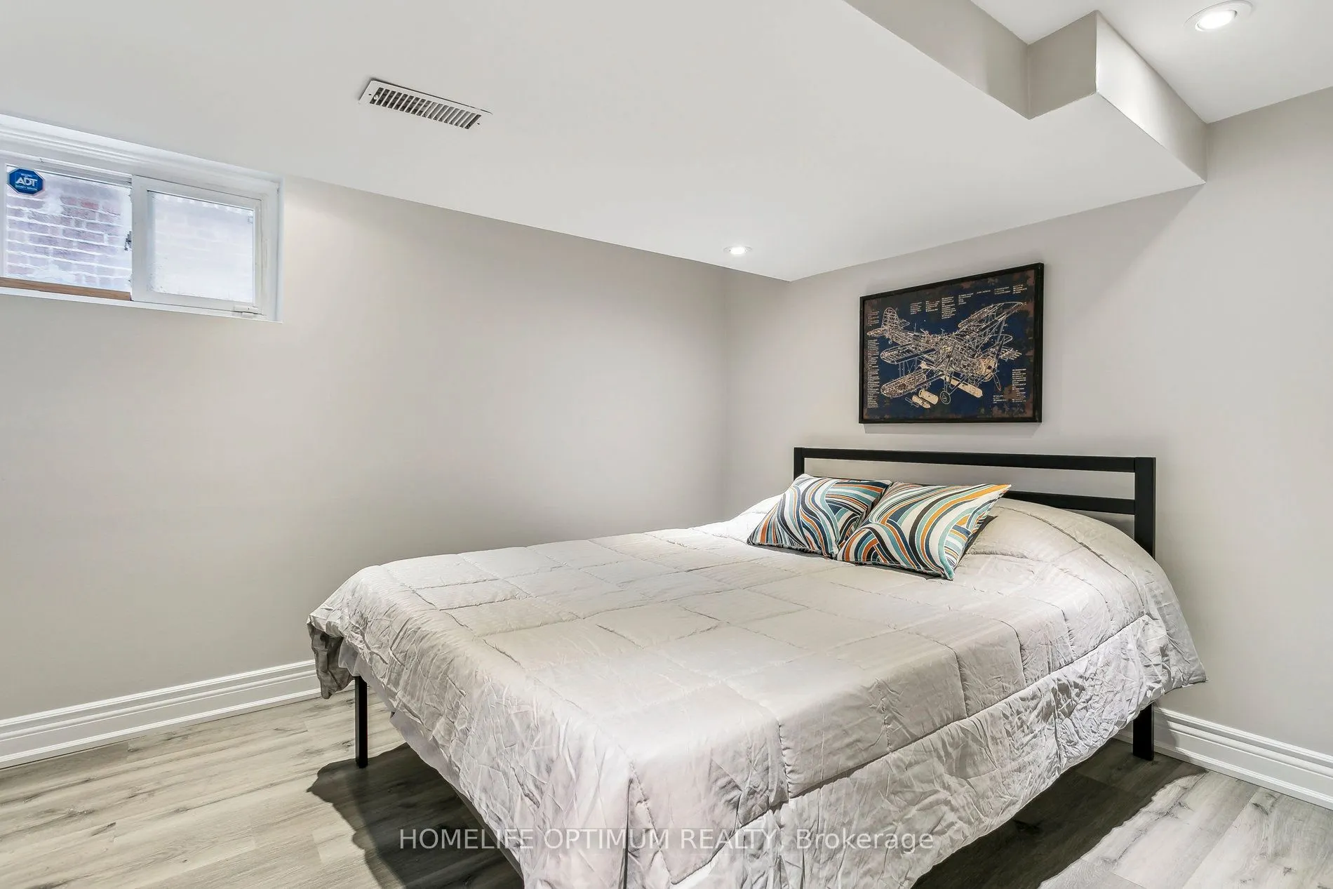 52 Hillsdale Avenue W