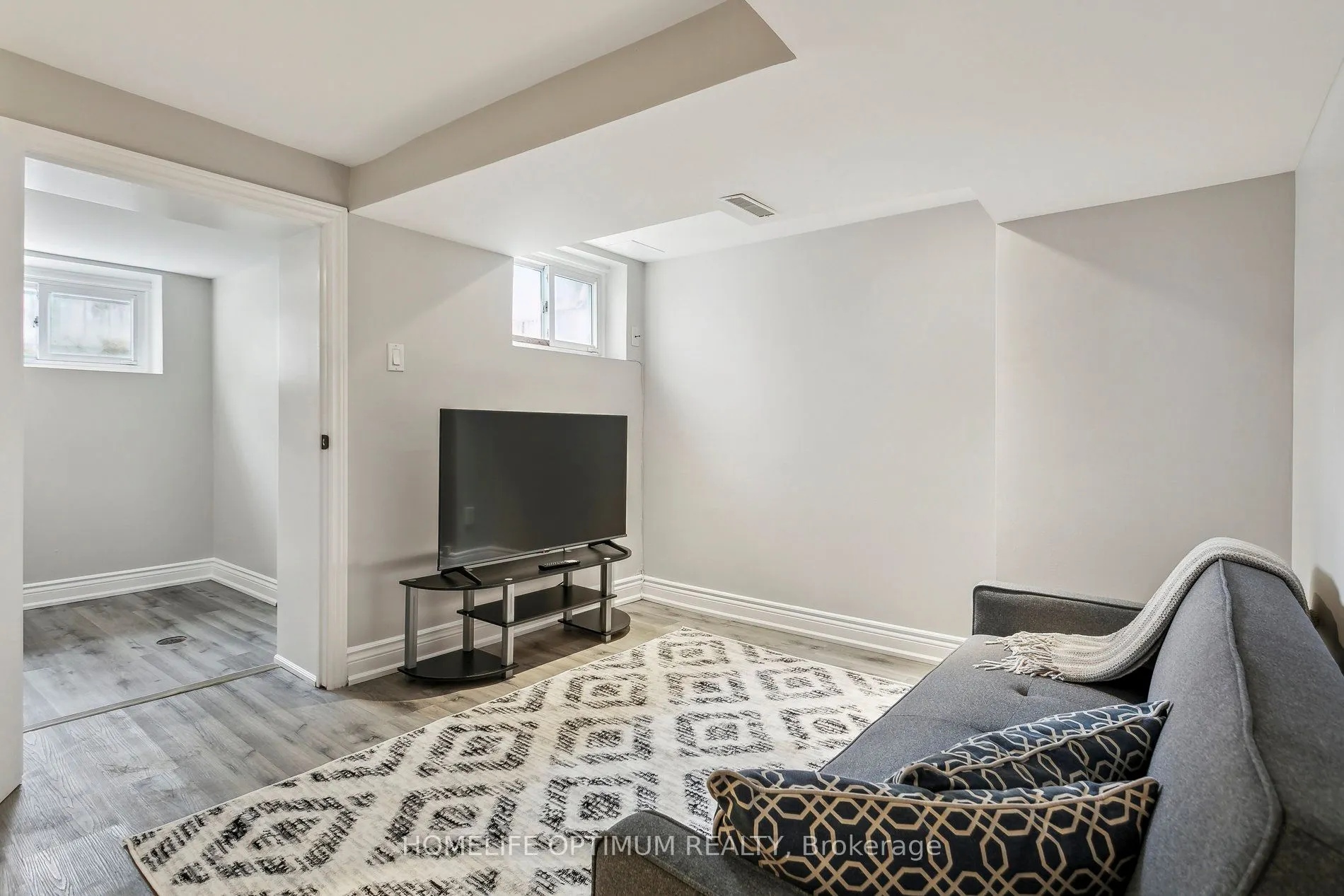52 Hillsdale Avenue W