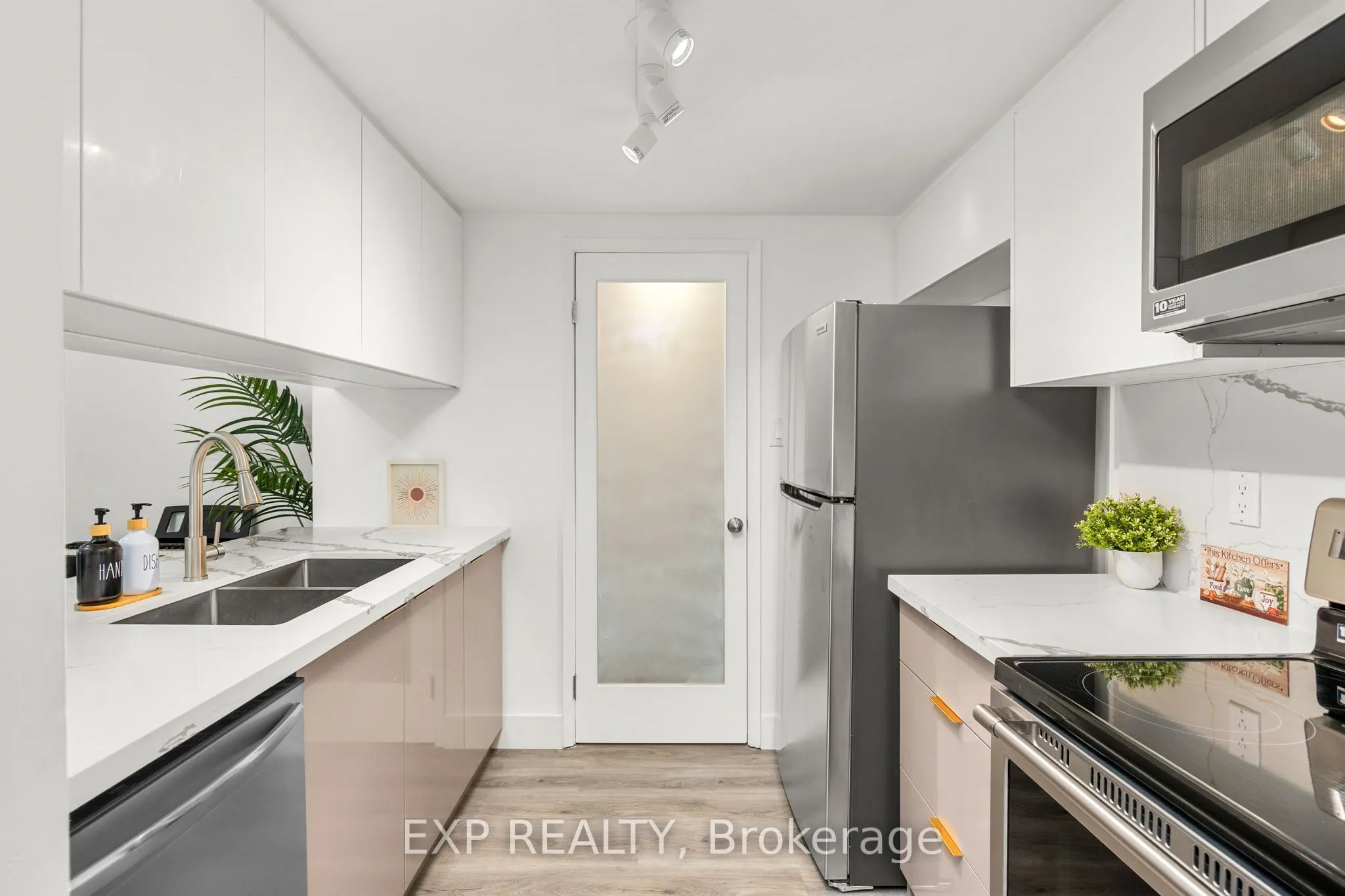 711 Bay Street, #817