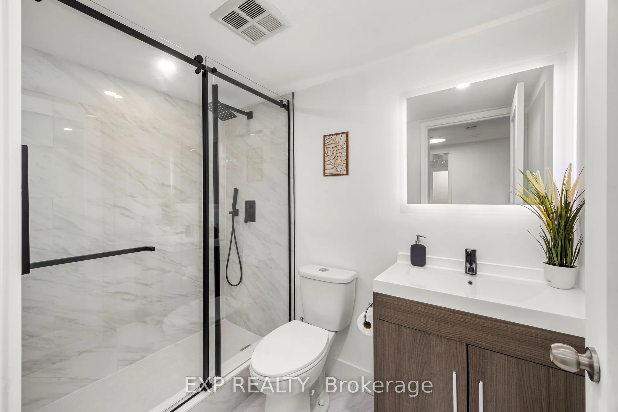 711 Bay Street, #817