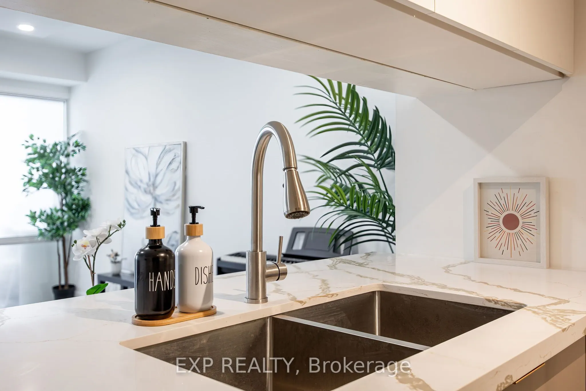 711 Bay Street, #817