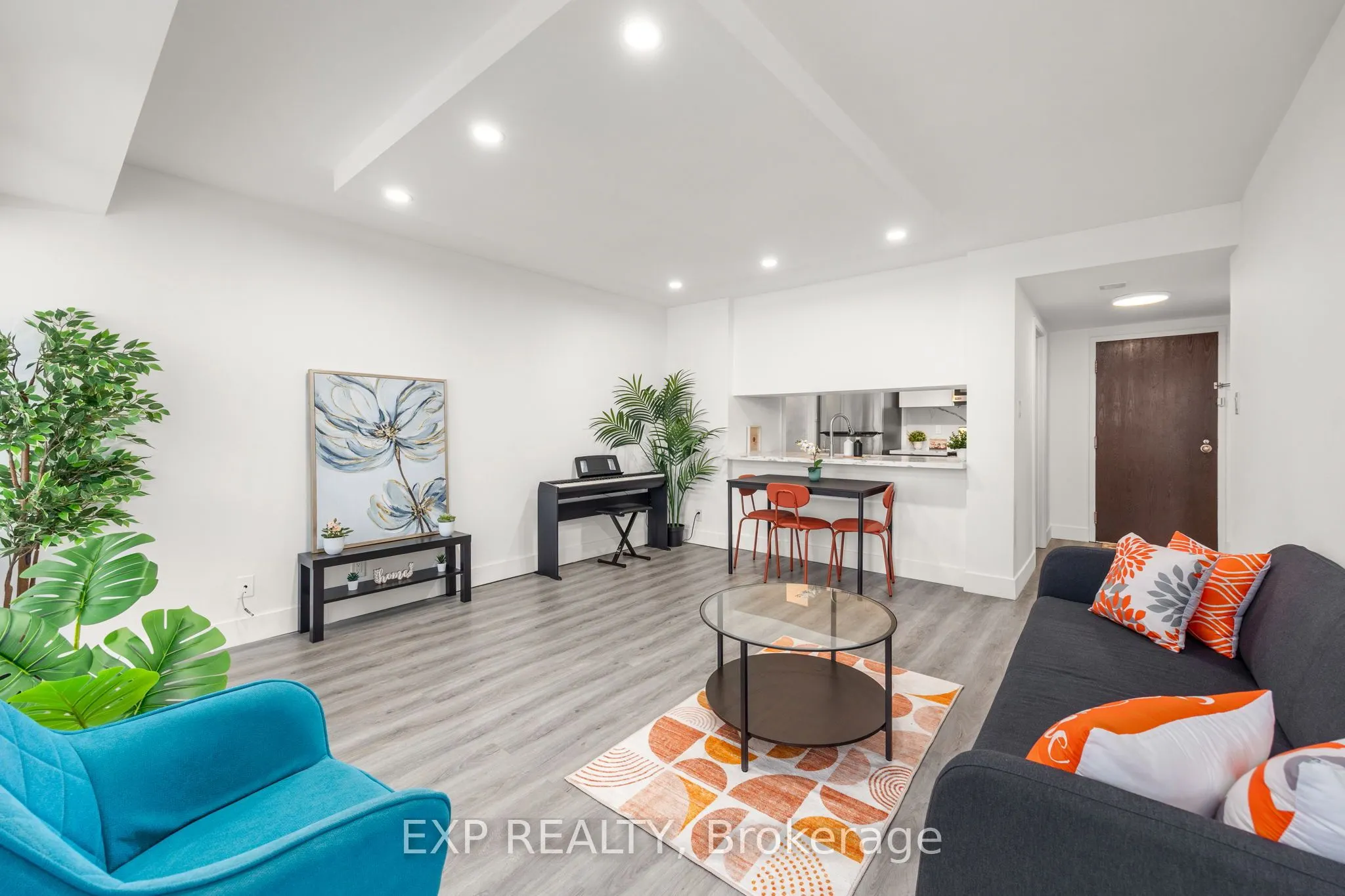 711 Bay Street, #817