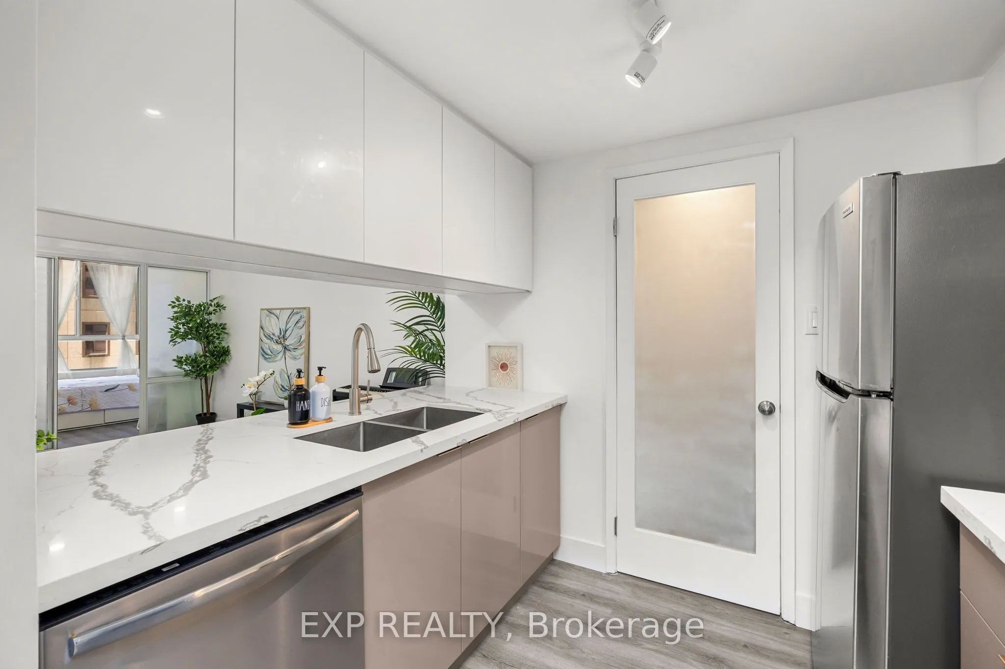 711 Bay Street, #817