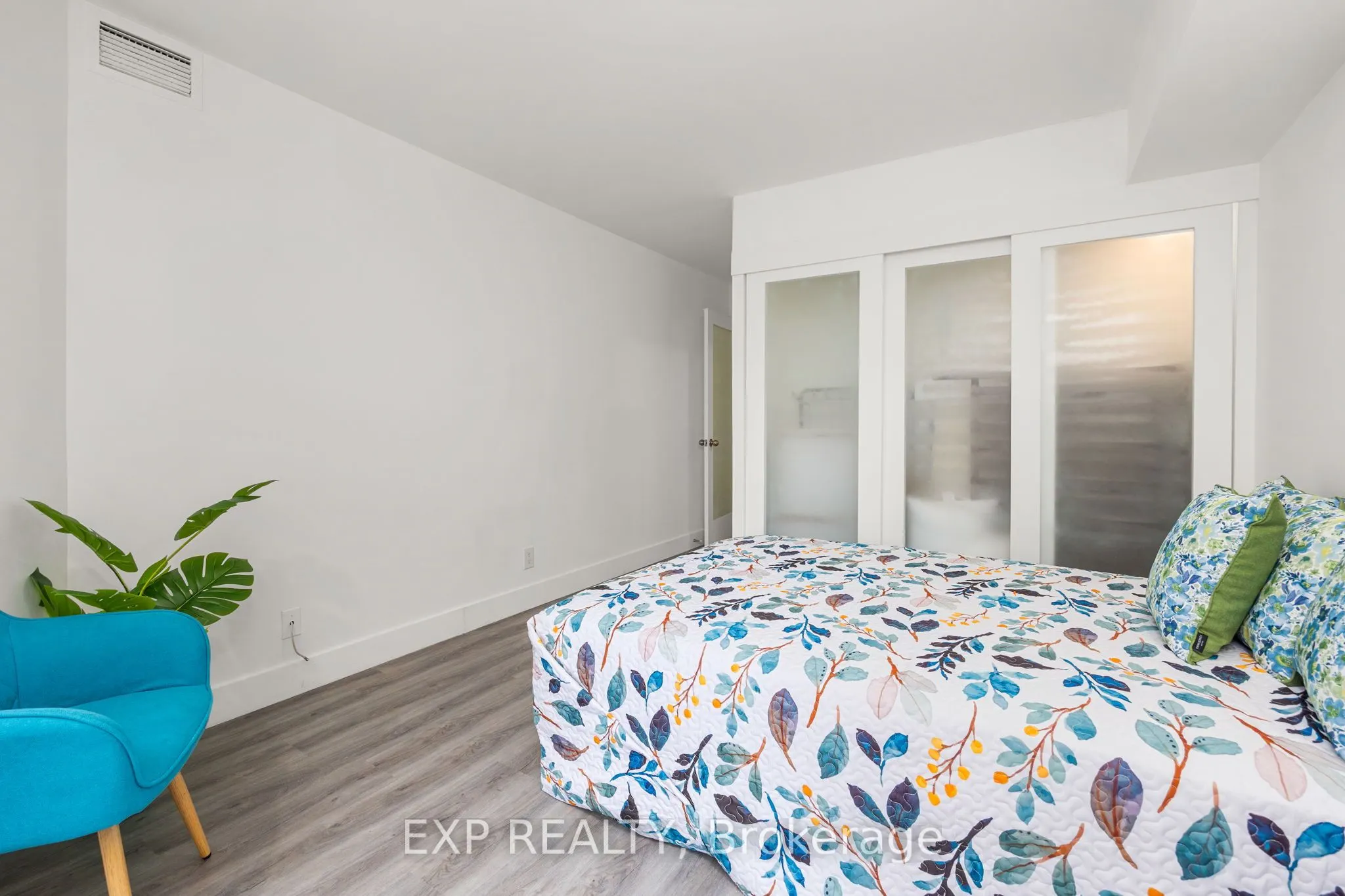 711 Bay Street, #817
