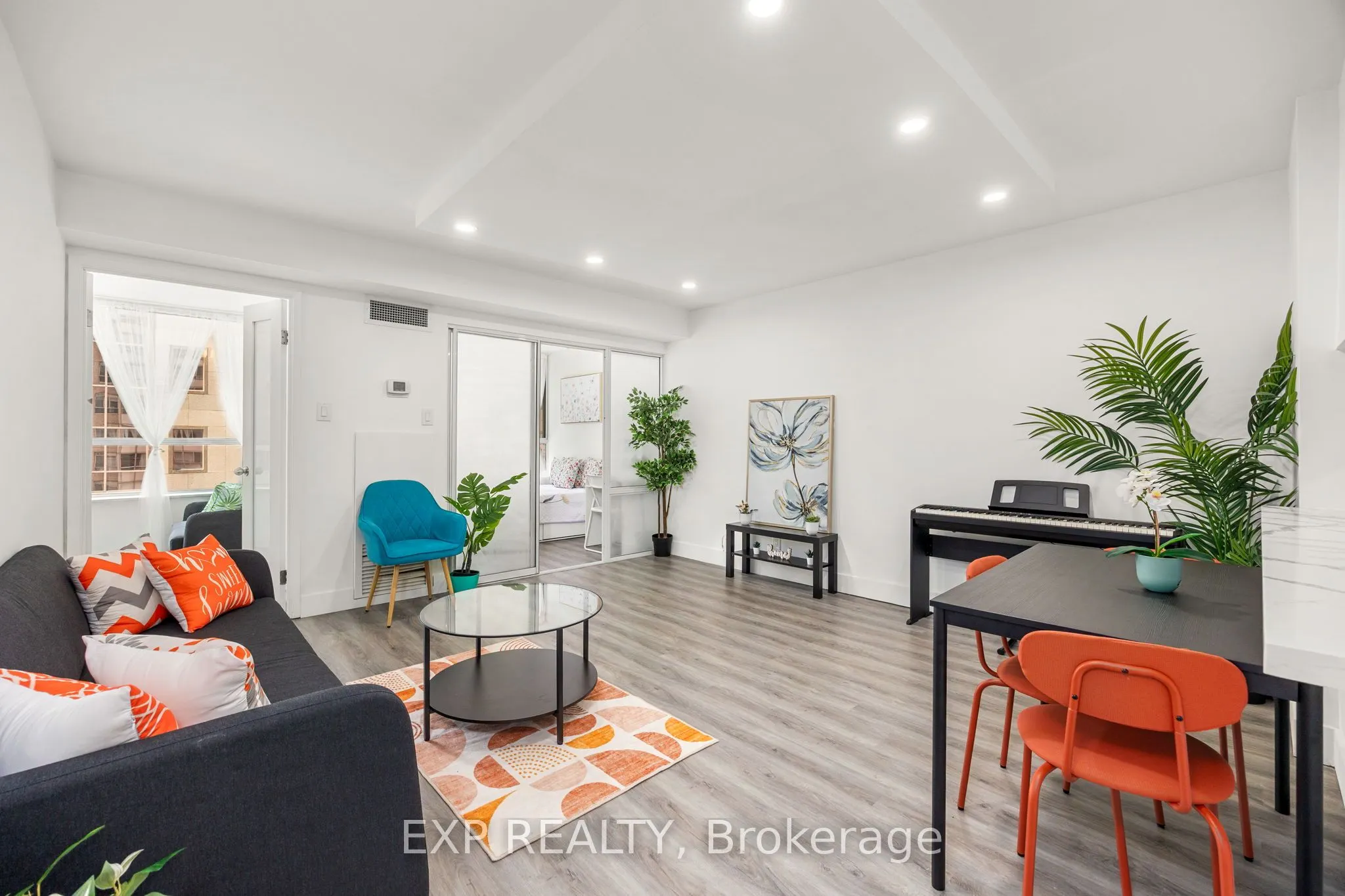 711 Bay Street, #817