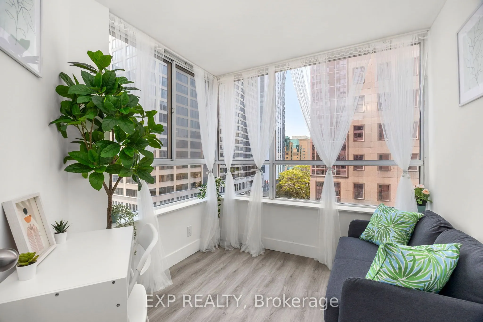 711 Bay Street, #817