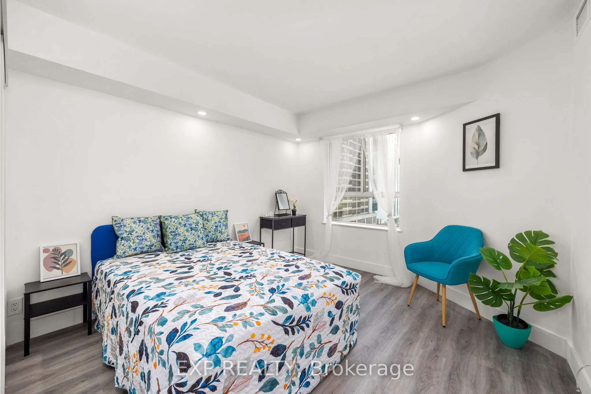 711 Bay Street, #817