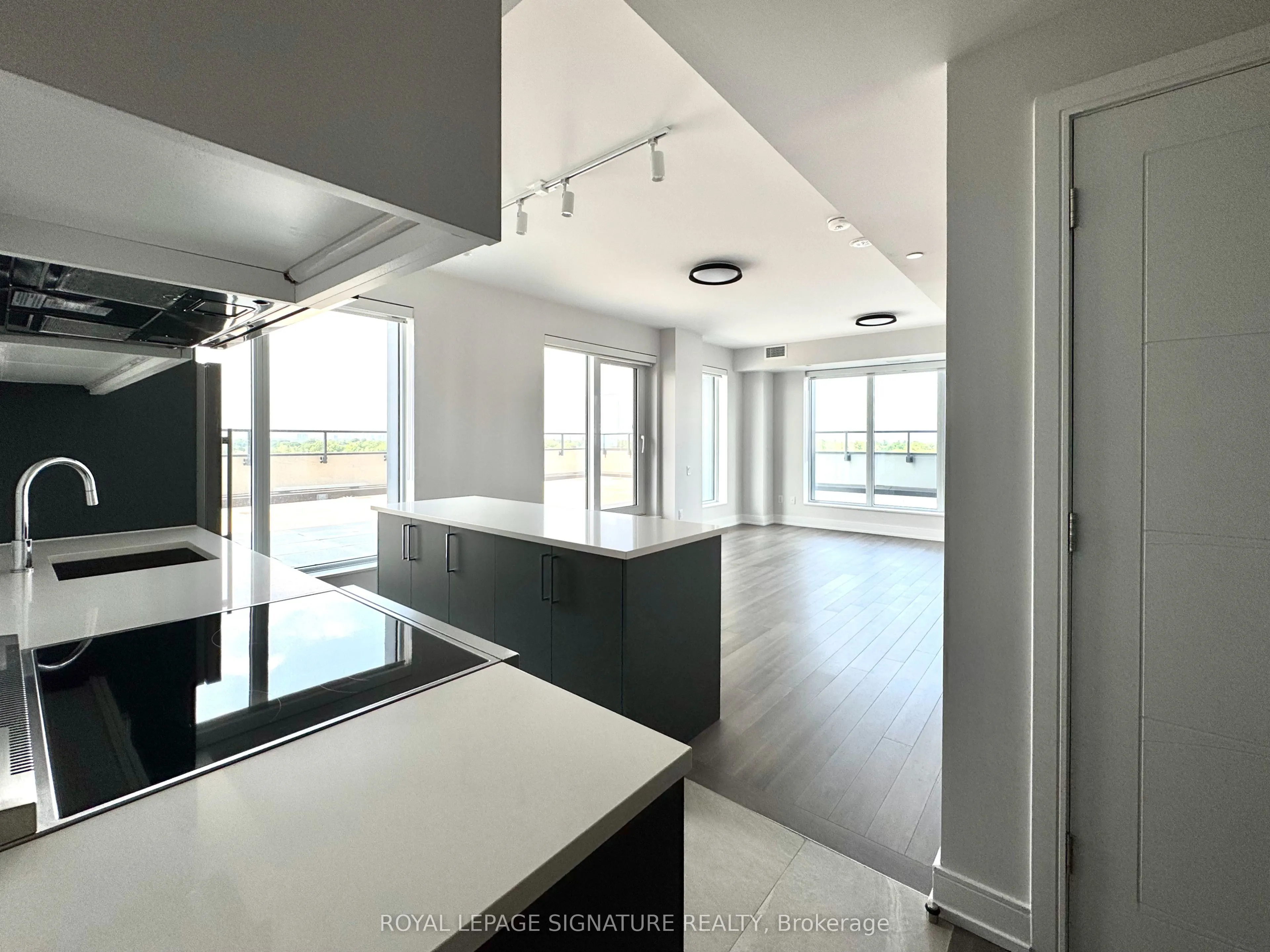 2525 Bathurst Street, #909