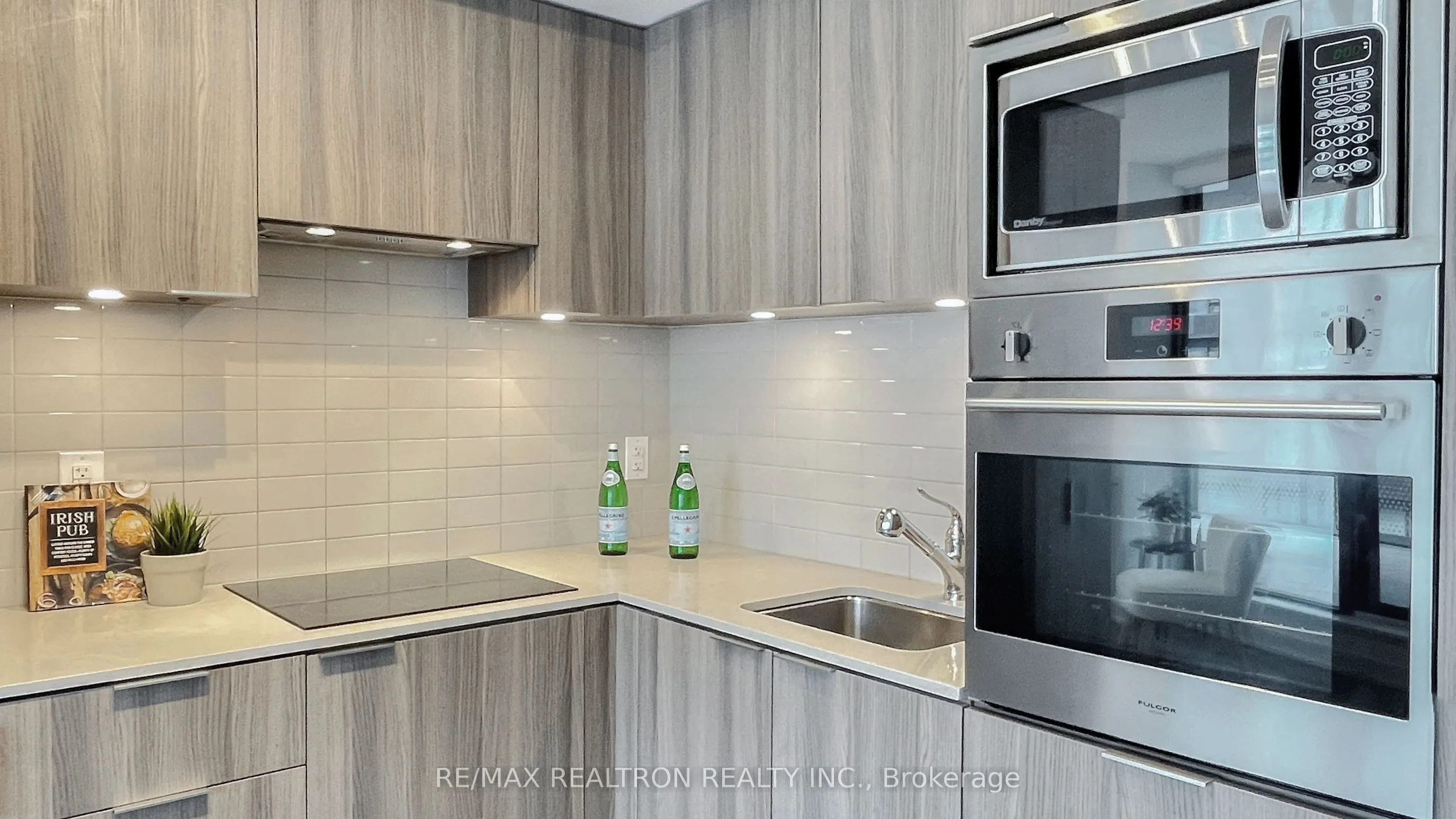 11 Wellesley Street W, #811