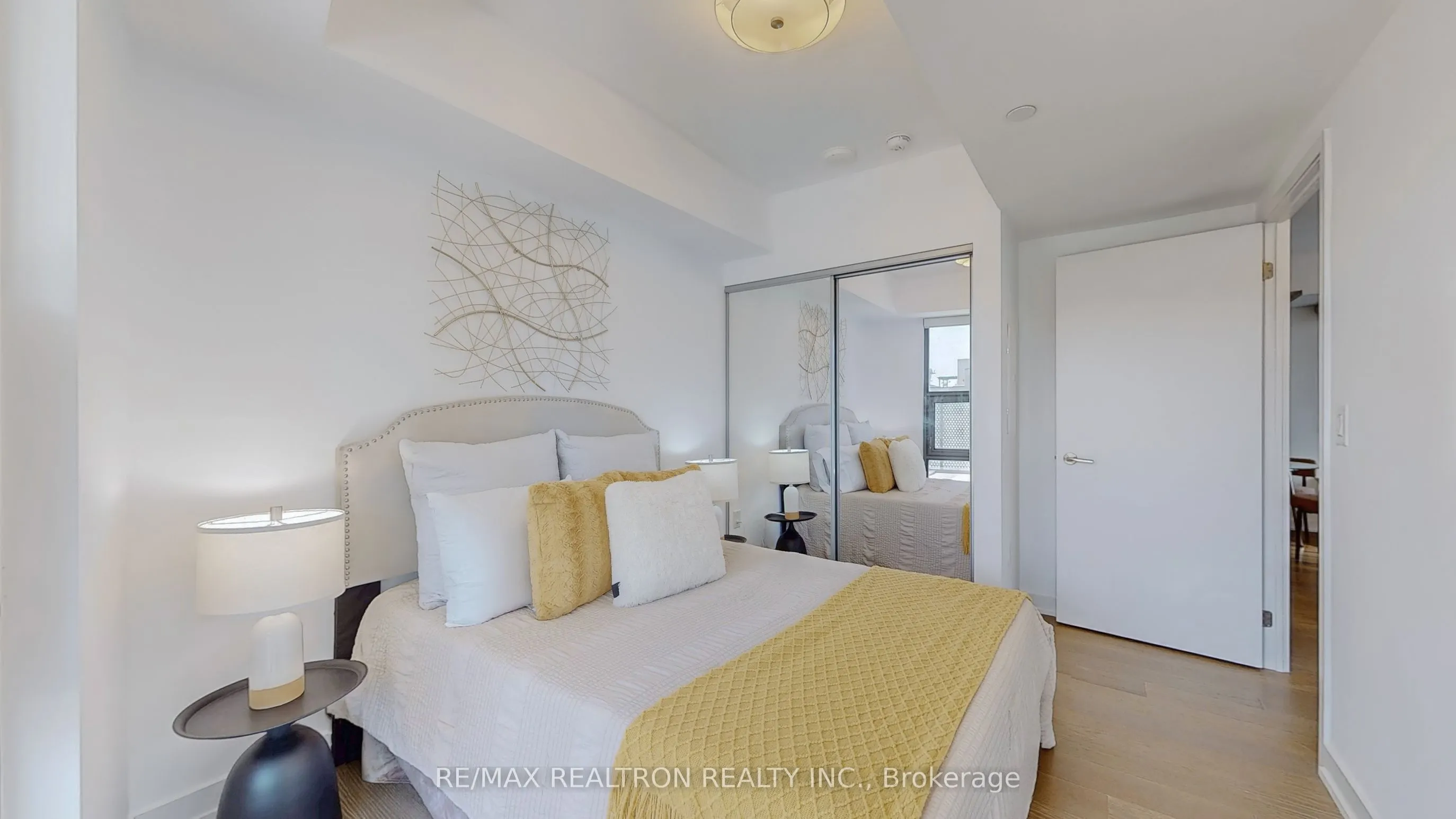 11 Wellesley Street W, #811