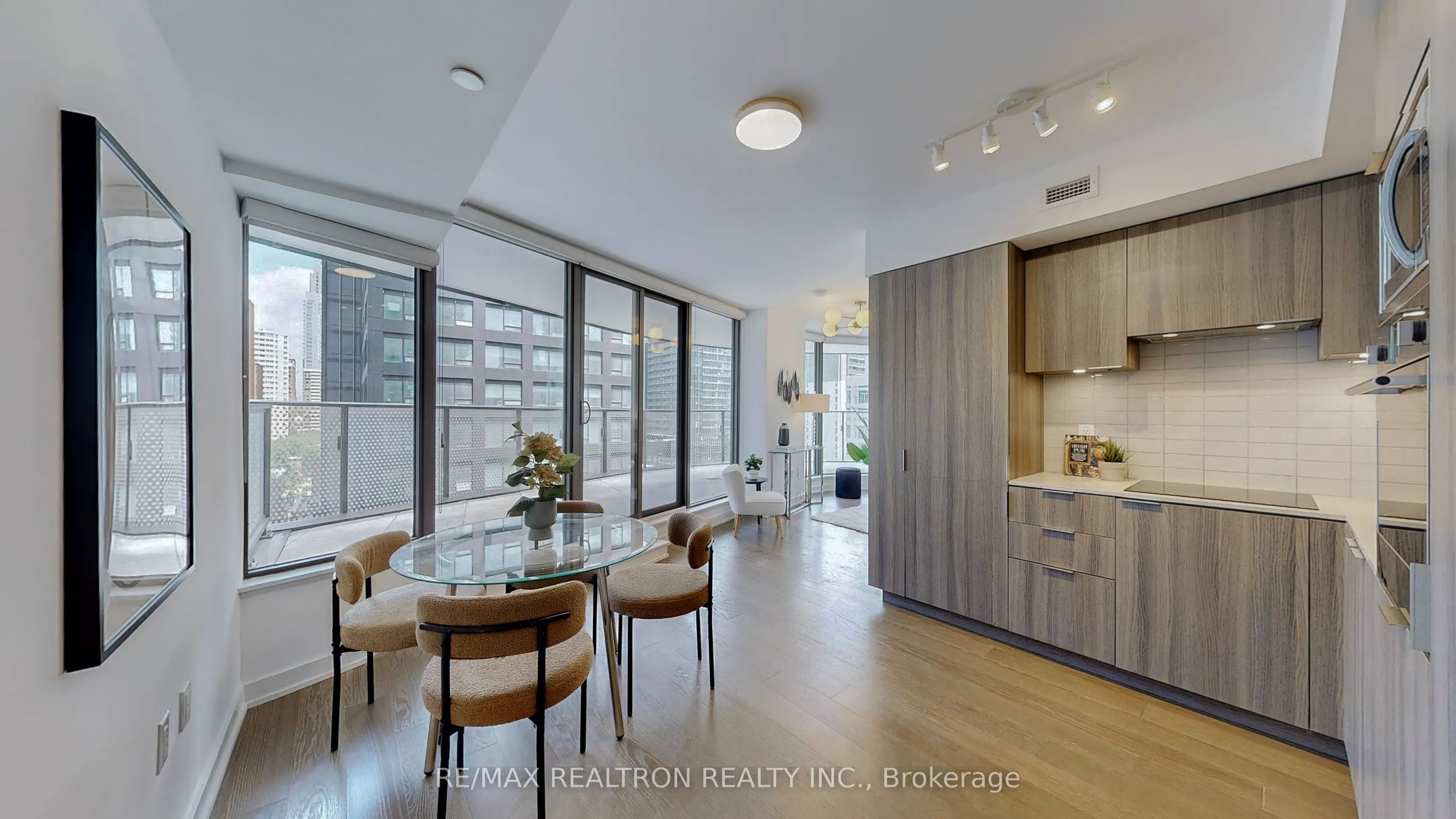 11 Wellesley Street W, #811