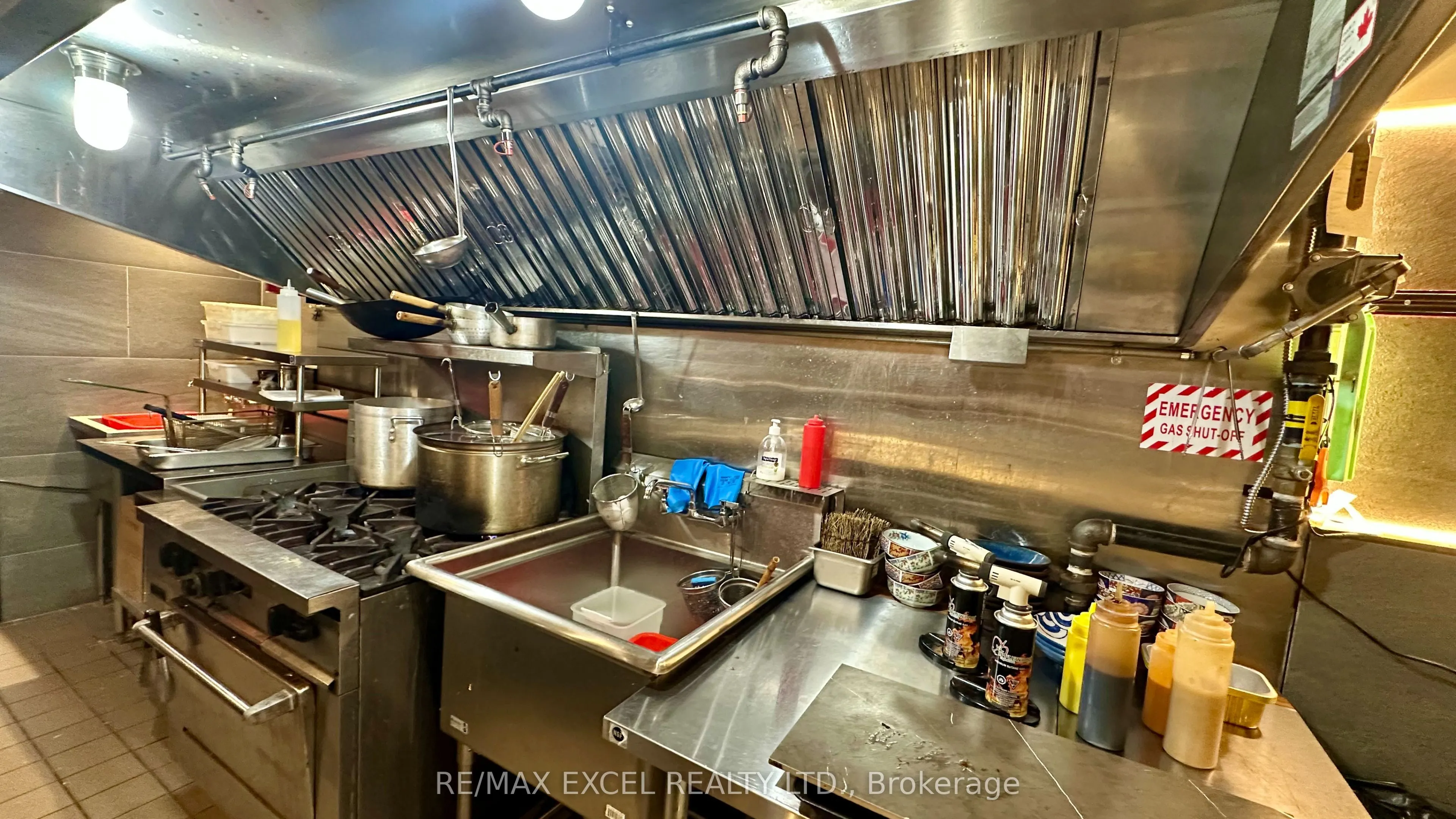 285 Dundas Street W